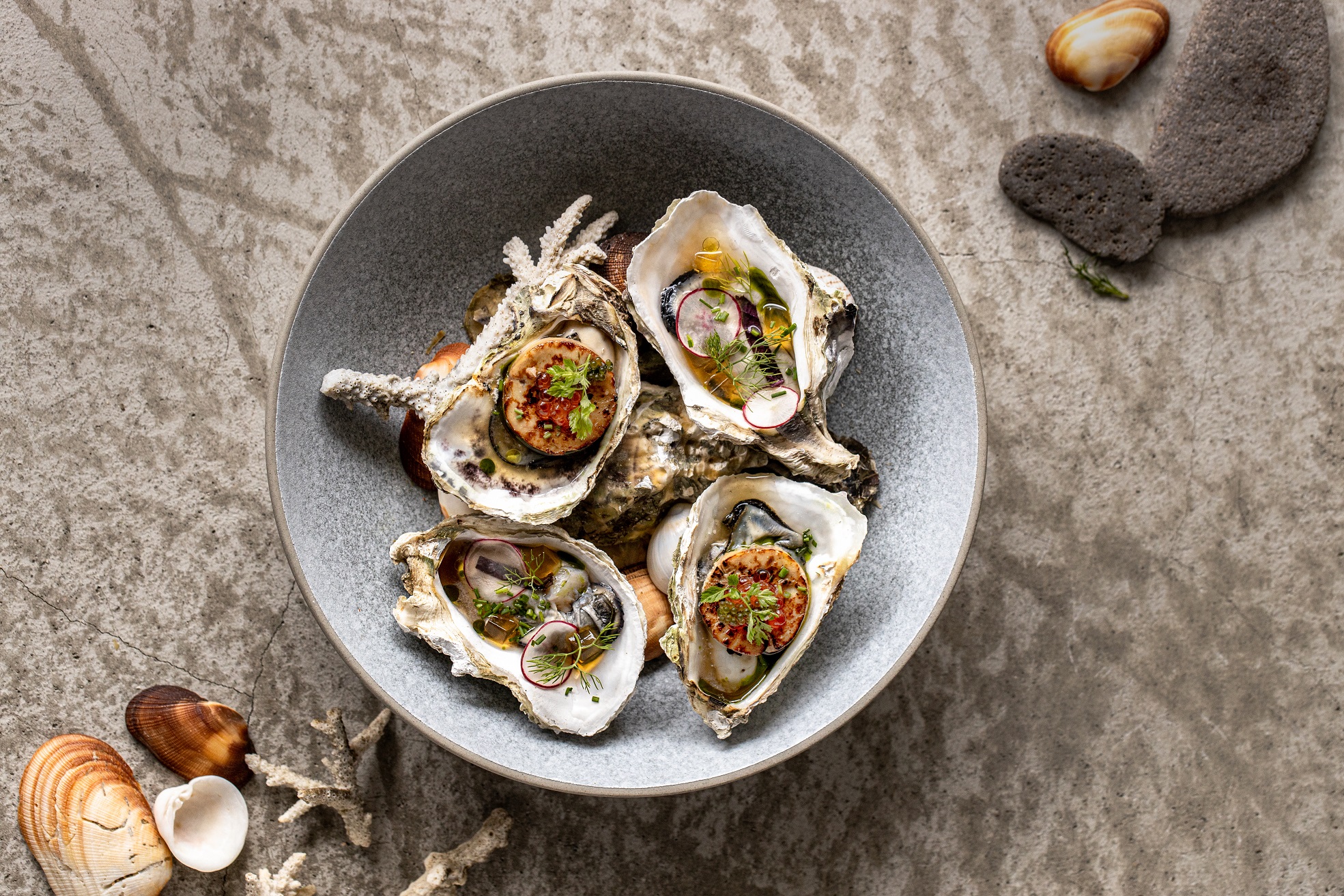 夏季的新菜「講美牡蠣」，用兩種不同的作法襯出牡蠣美味。（350元／份）
