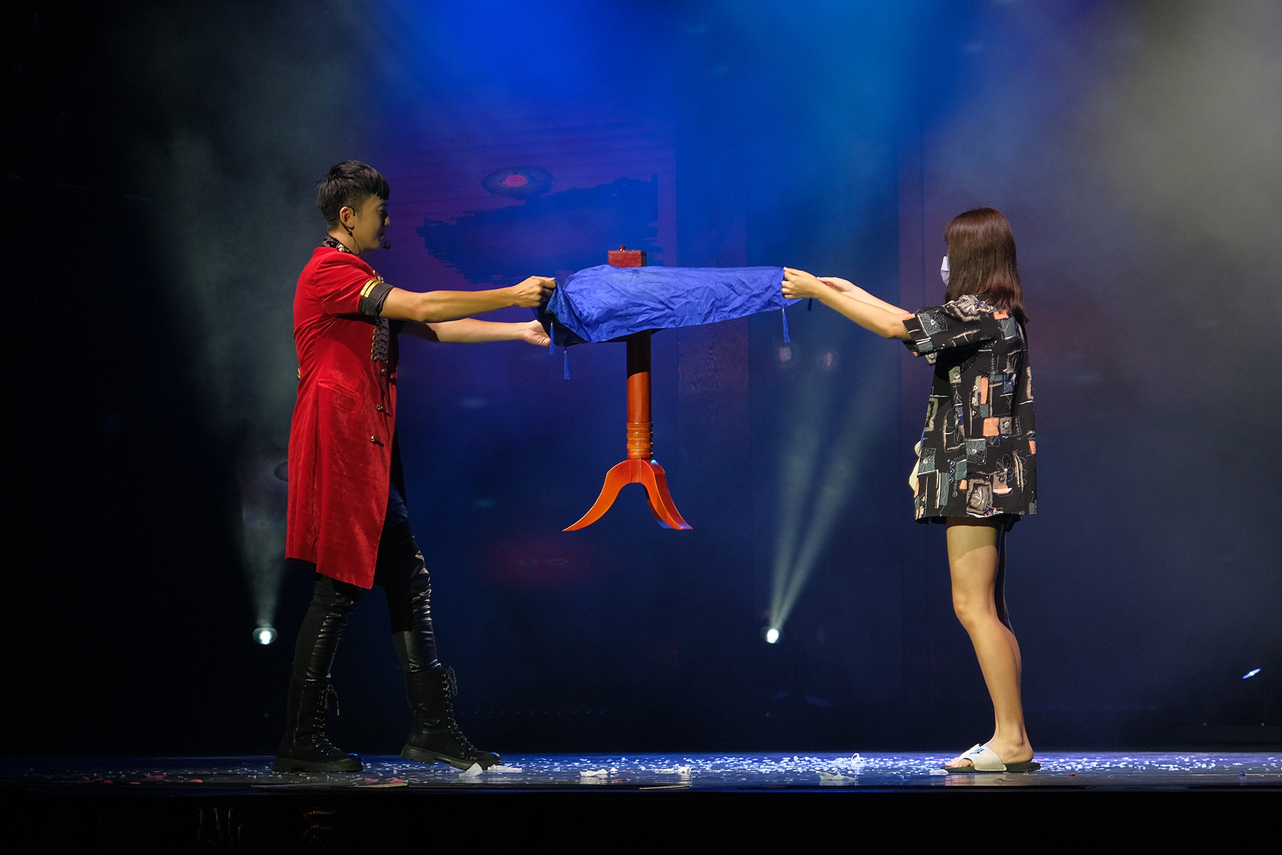 郵輪上的魔術秀邀請到台灣魔術師查尼演出。
