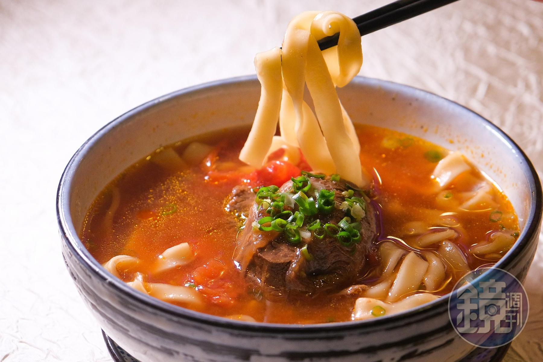天下三絕牛肉麵的麵條有嚼勁,牛肉細緻入味,現在搭郵輪也能吃得到。