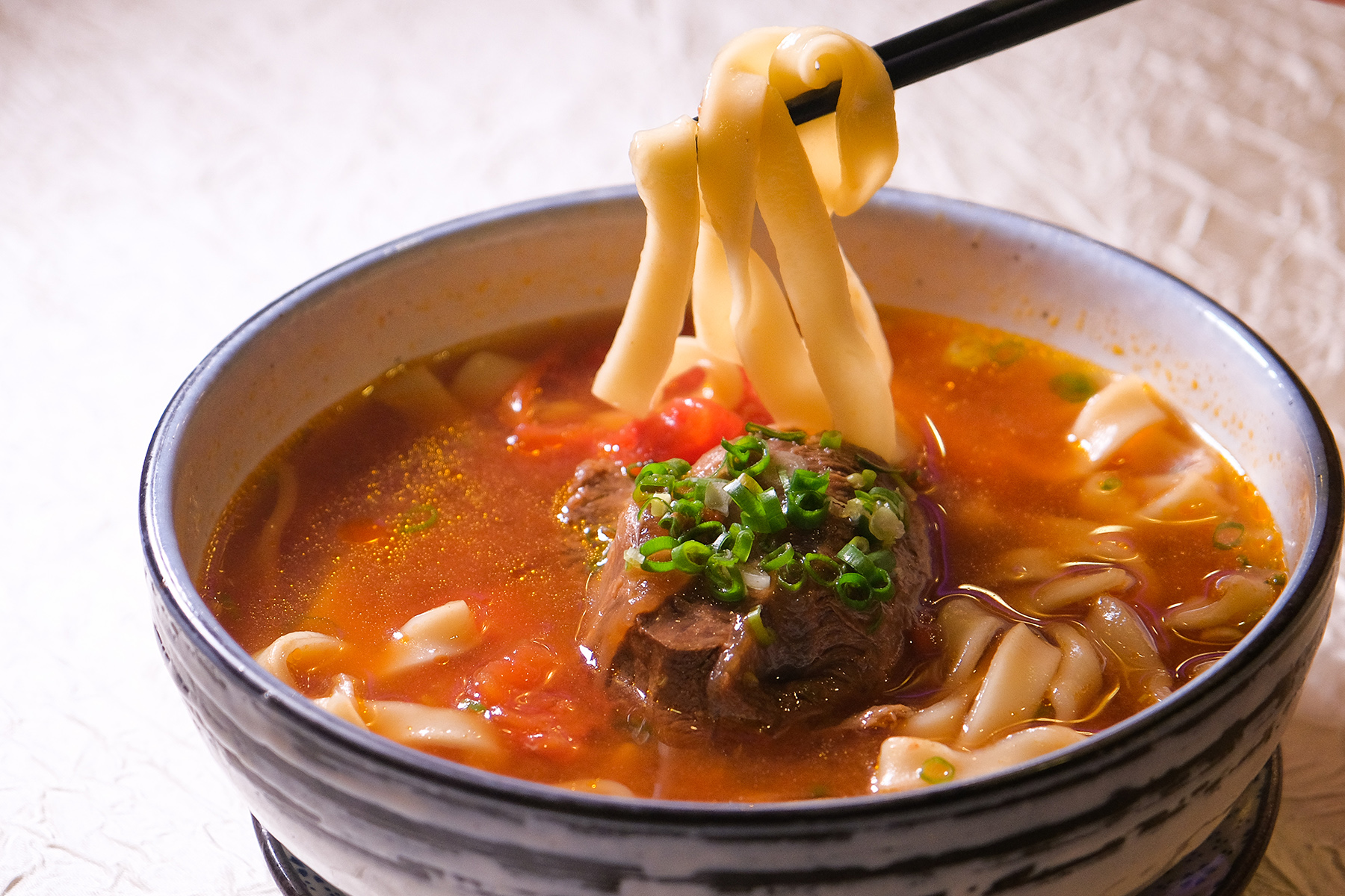 天下三絕牛肉麵的麵條有嚼勁，牛肉細緻入味，現在搭郵輪也能吃得到。