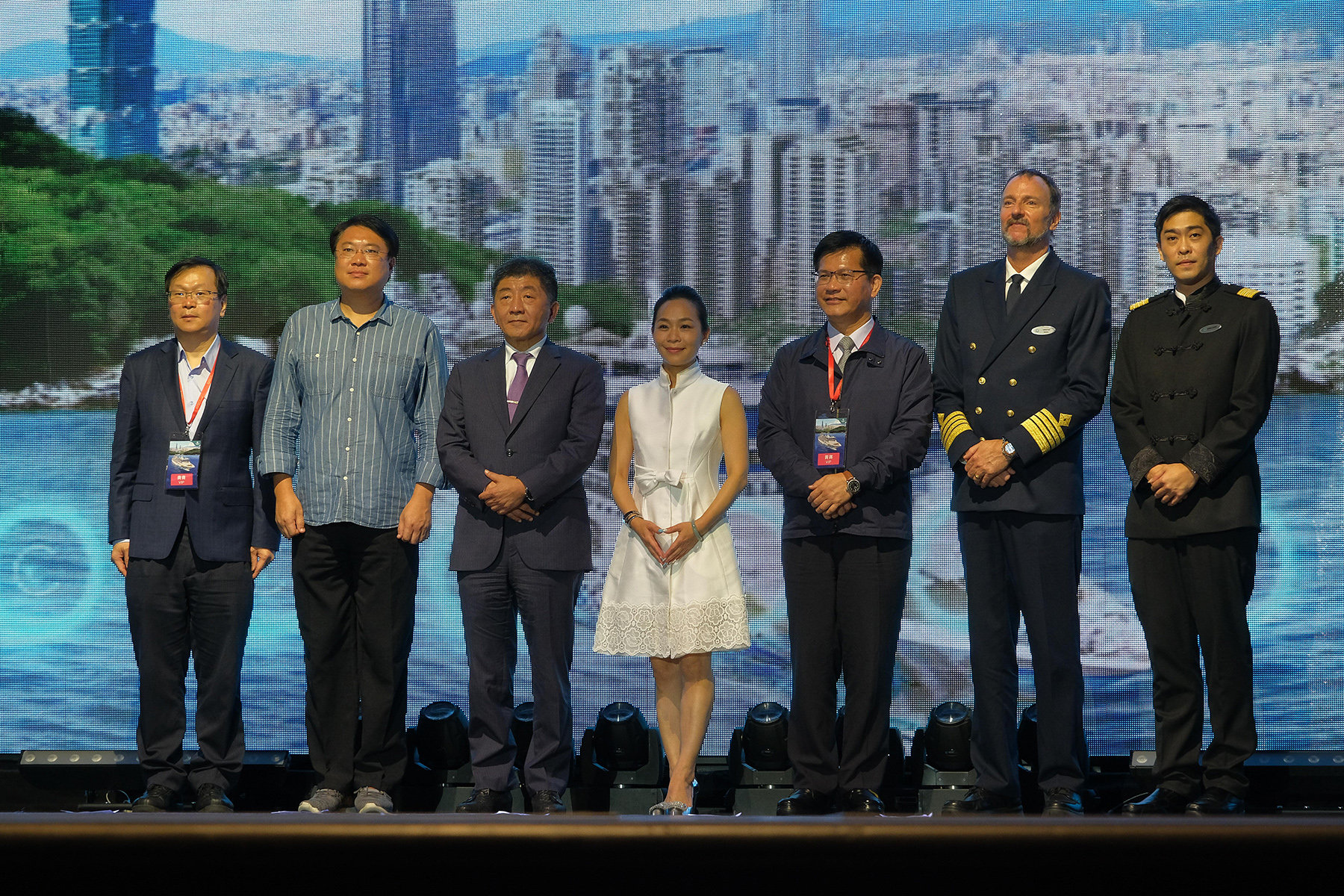 衛福部長陳時中（左3）親自出席首航記者會與跳島行程。