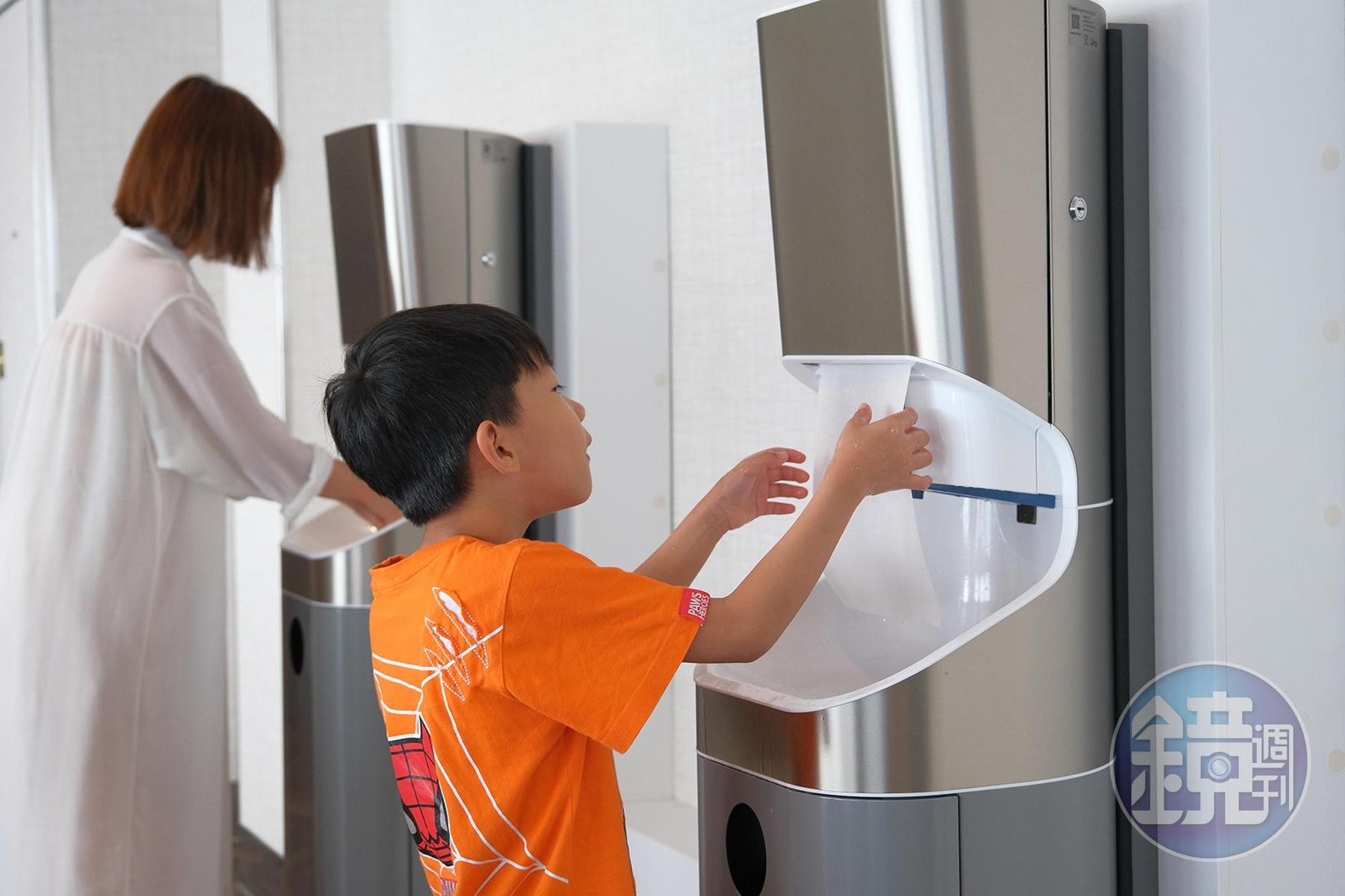 餐廳內設有洗手機，可自動吐出泡沬、清水與擦手紙。