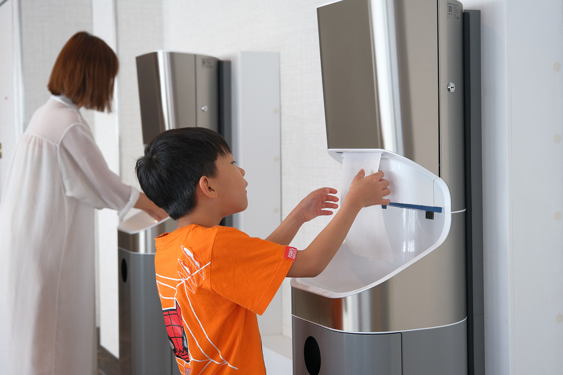 餐廳內設有洗手機，可自動吐出泡沬、清水與擦手紙。