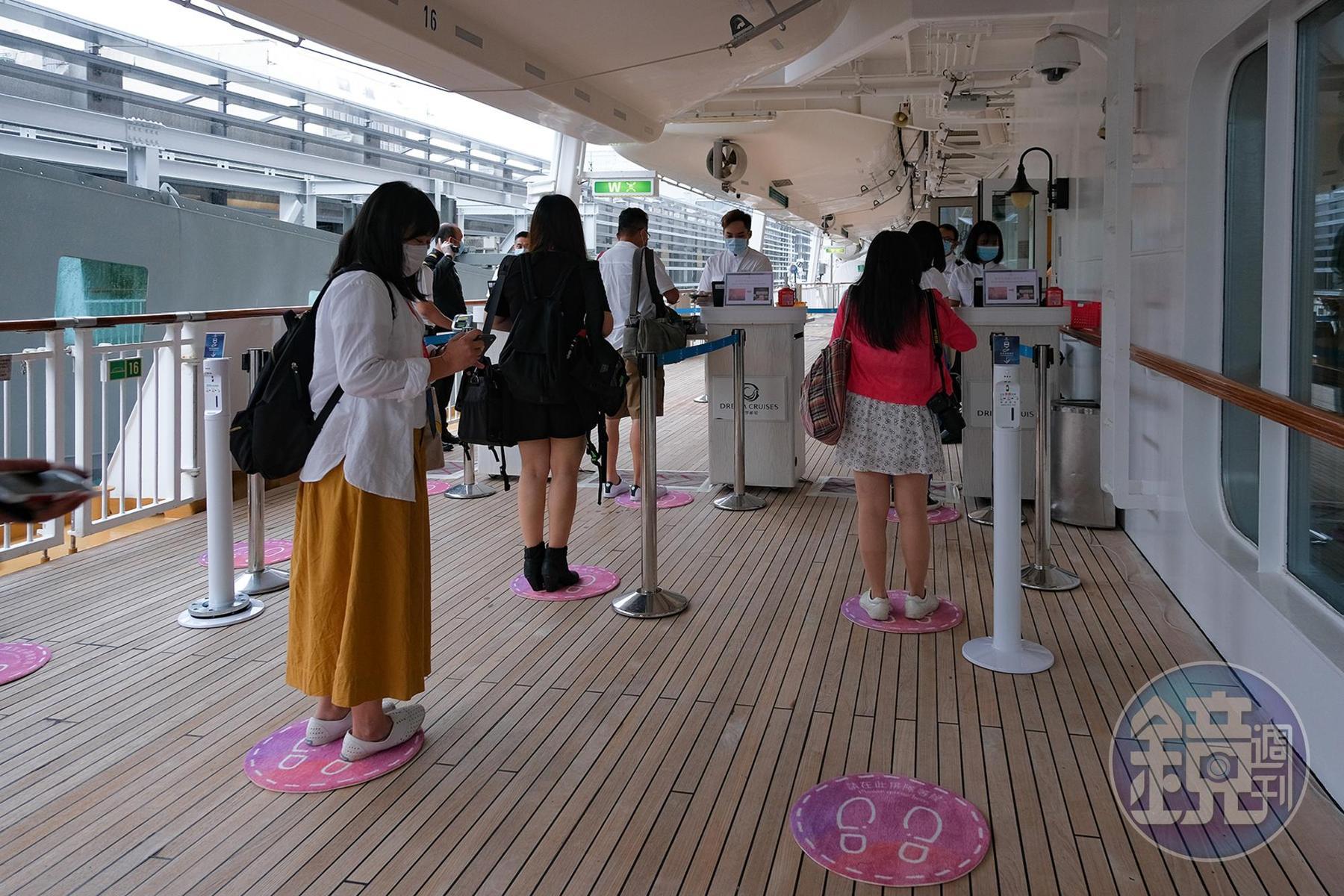 登船時也有規劃排隊動線與安全距離。
