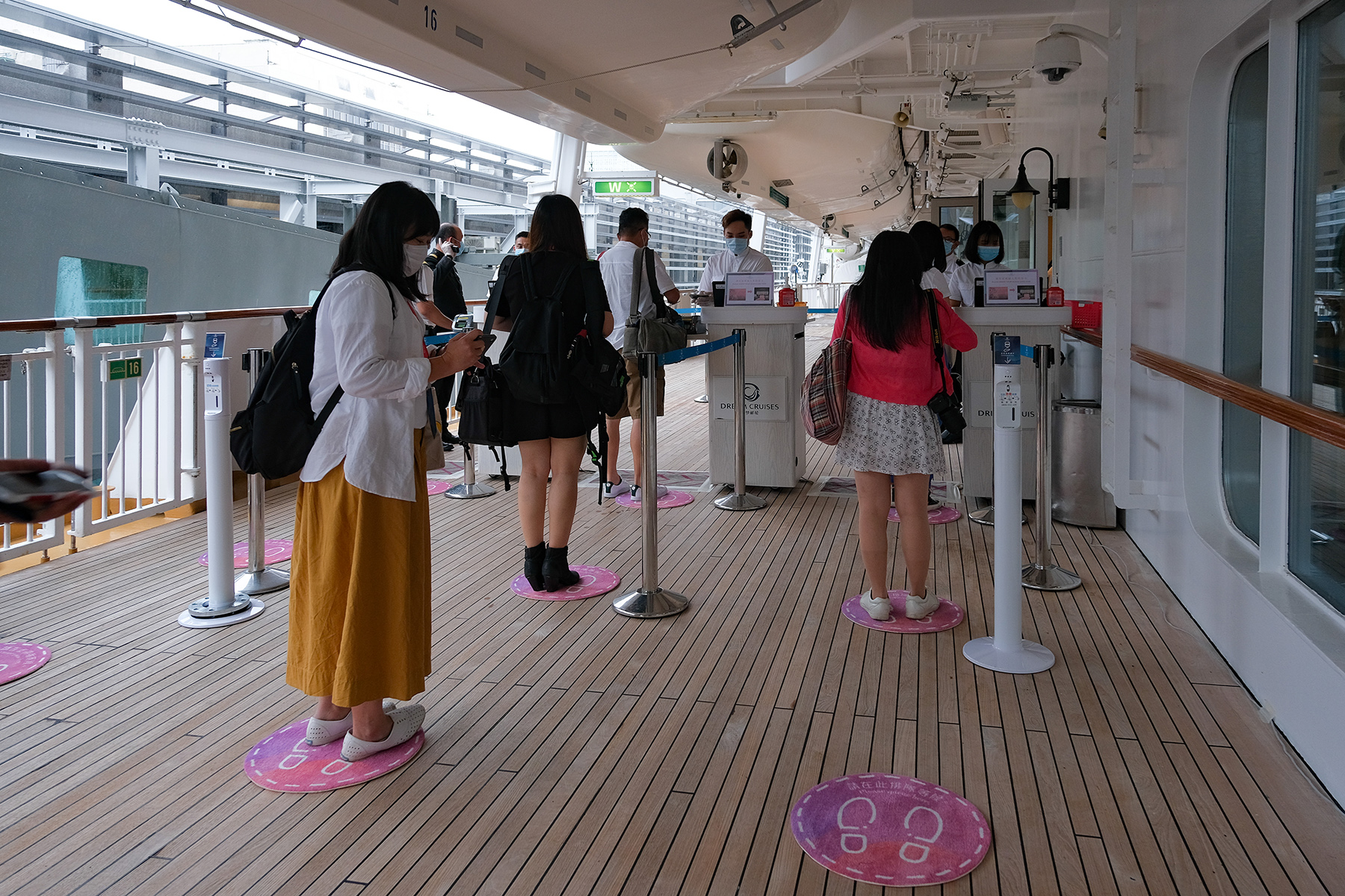 登船時也有規劃排隊動線與安全距離。