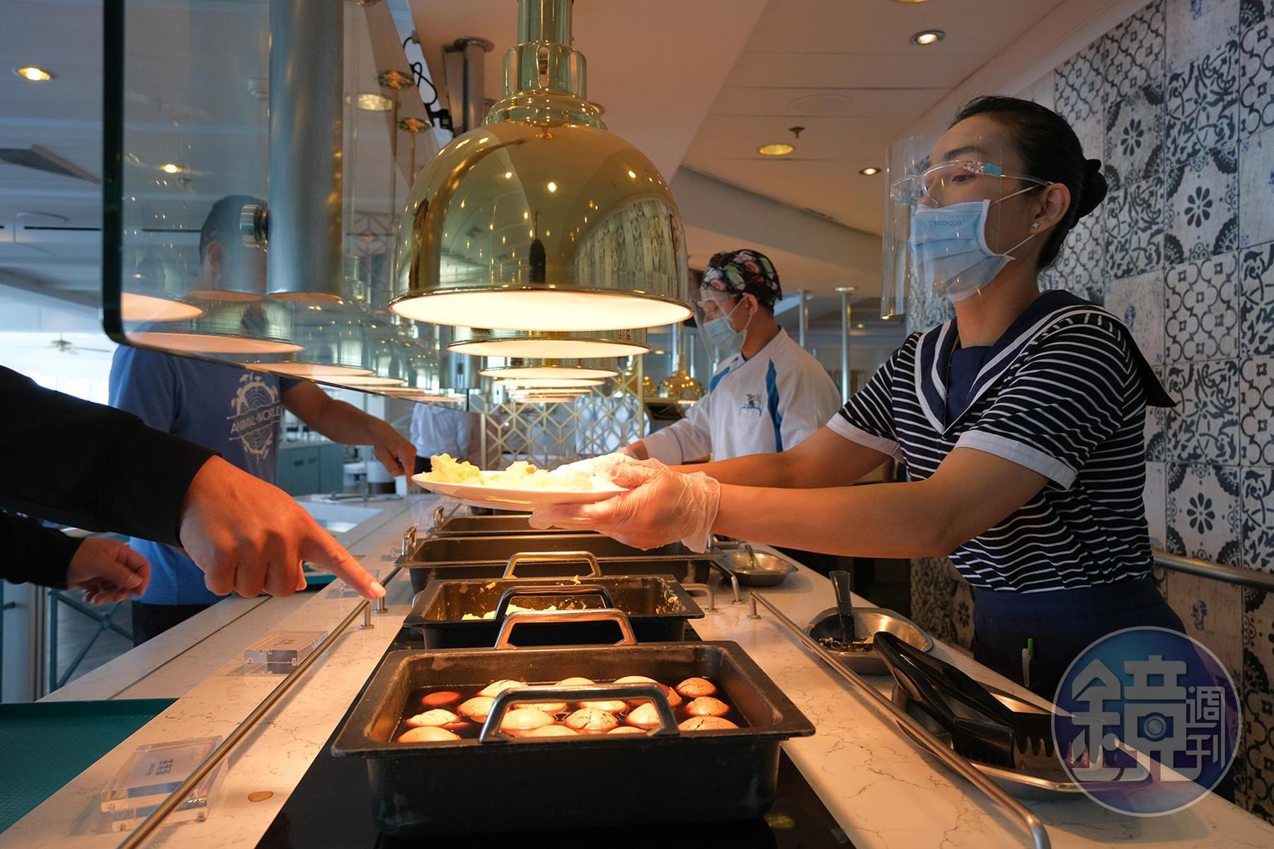 自助餐廳不讓客人自己拿食物，改由服務人員協助夾取。