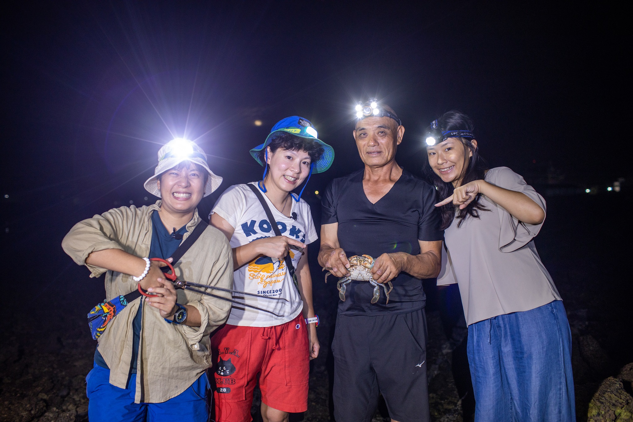 跟著老匠師，好不容易捕到一隻大蟳，大夥都在緊張氣氛中放鬆下來。