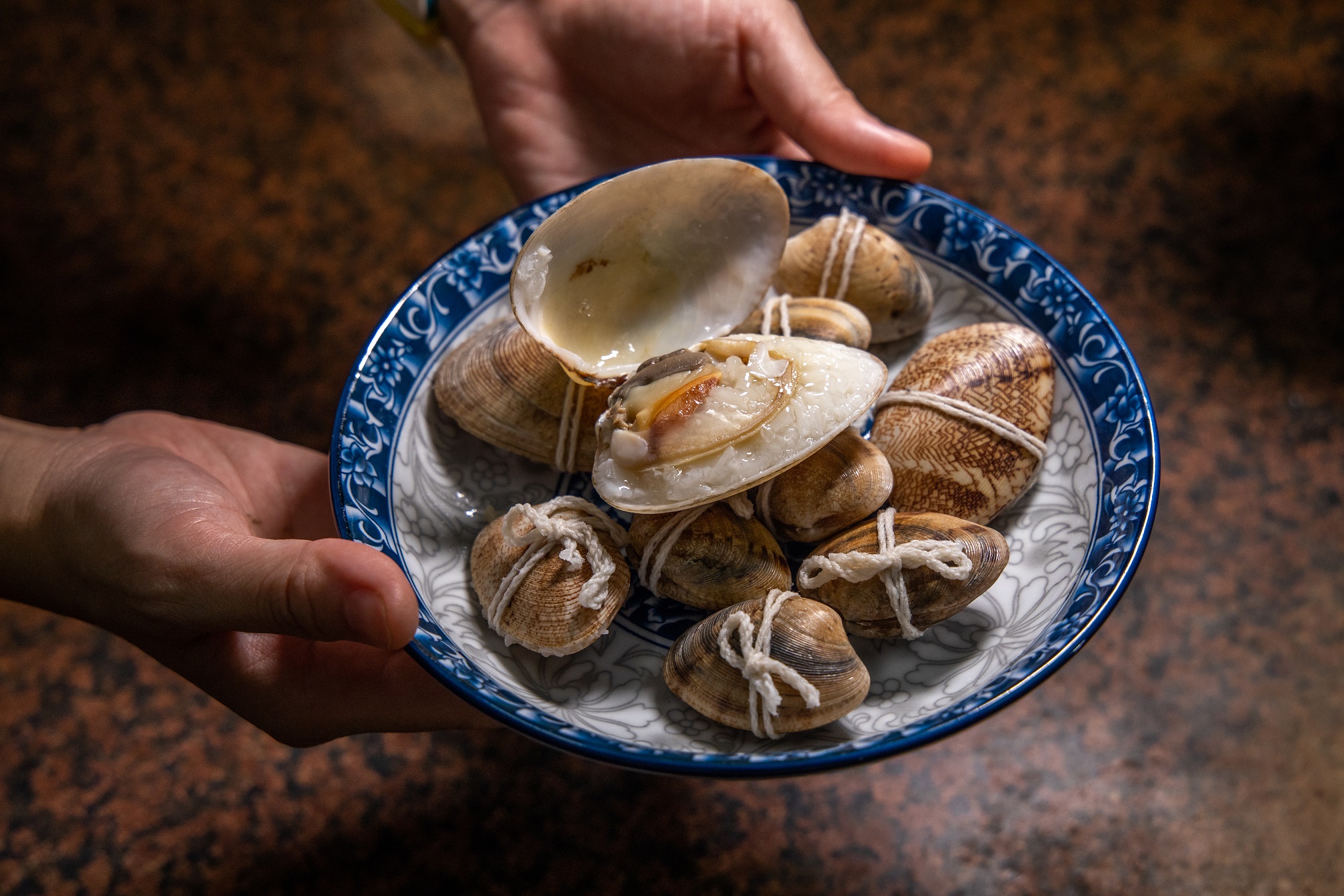 早年澎湖人清明時的食品「大蛤包飯」，如今大蛤數量少，極少有機會可以吃到。