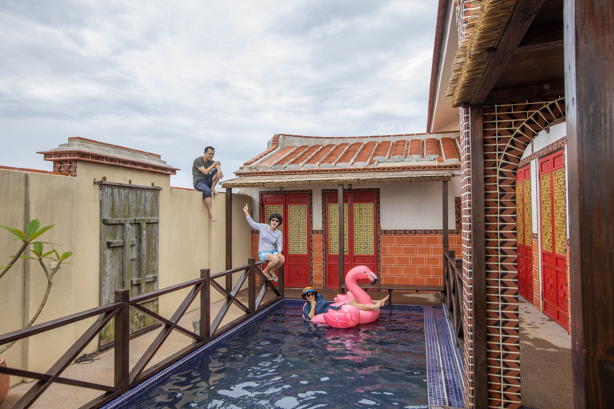 這家民宿有私人游泳池，可以自在泡在水中，享受夏日沁涼。