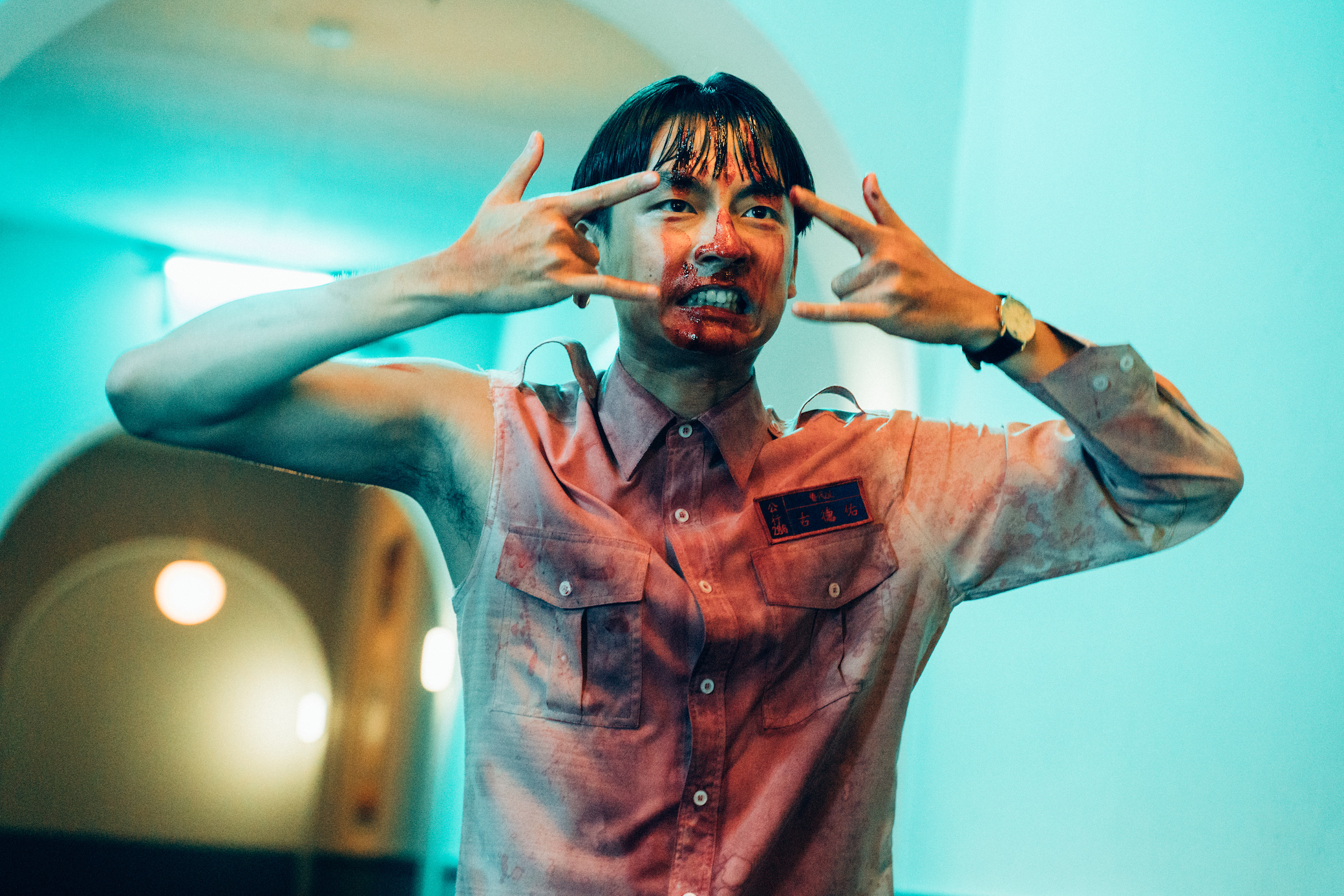 大鶴在《逃出立法院》飾演快退役的替代役男，一切只求自保。（華映娛樂提供）