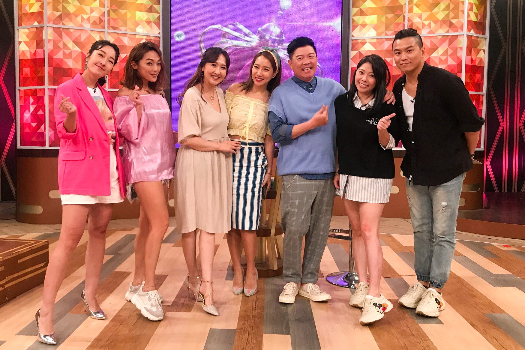 阿弟狂買名牌給女兒　見她手機傳來男生簡訊理智線全斷