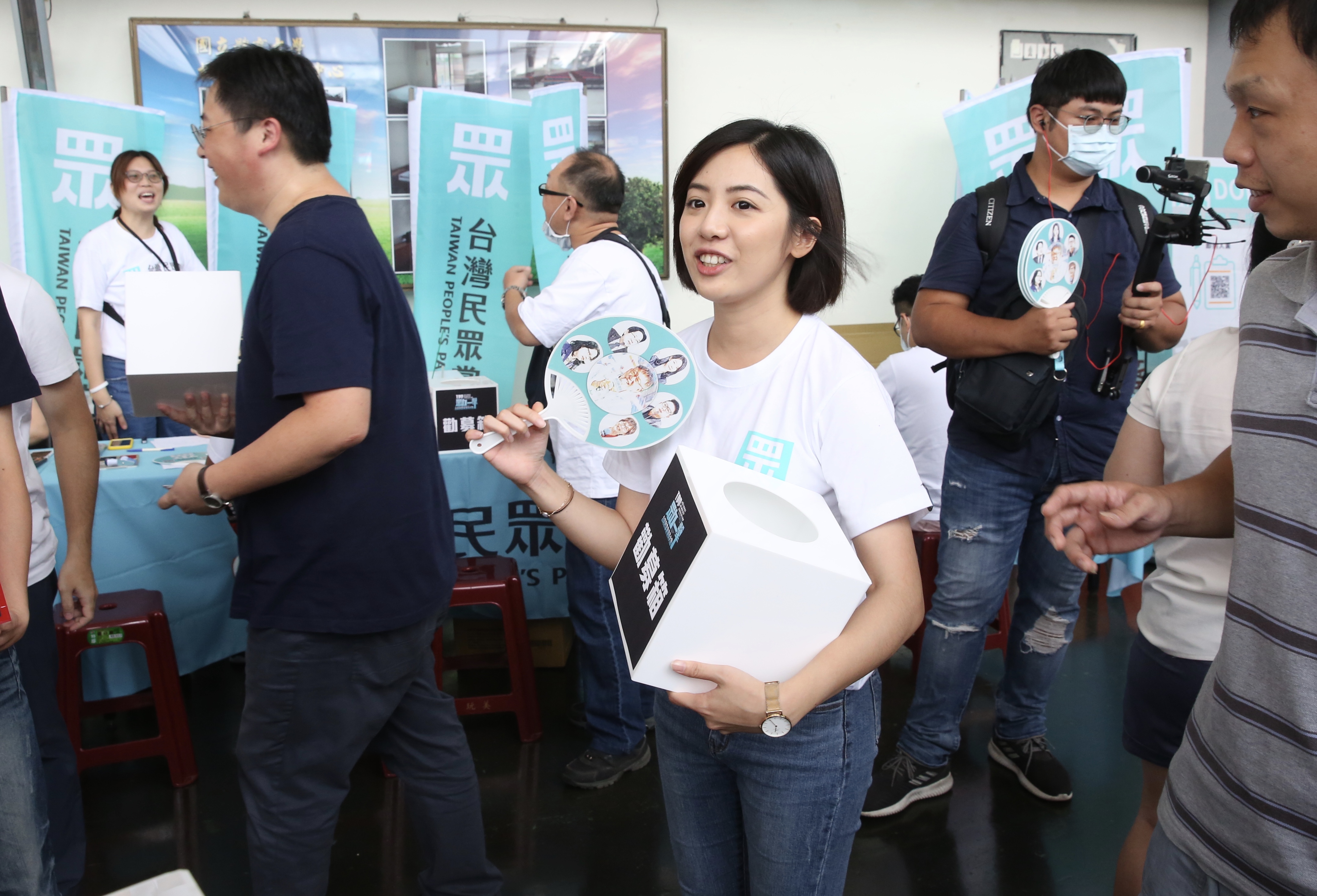民眾黨黨員大會今天下午在桃園龜山的國立體育大學綜合體育館登場,黨員「學姐」黃瀞瑩也穿梭現場。