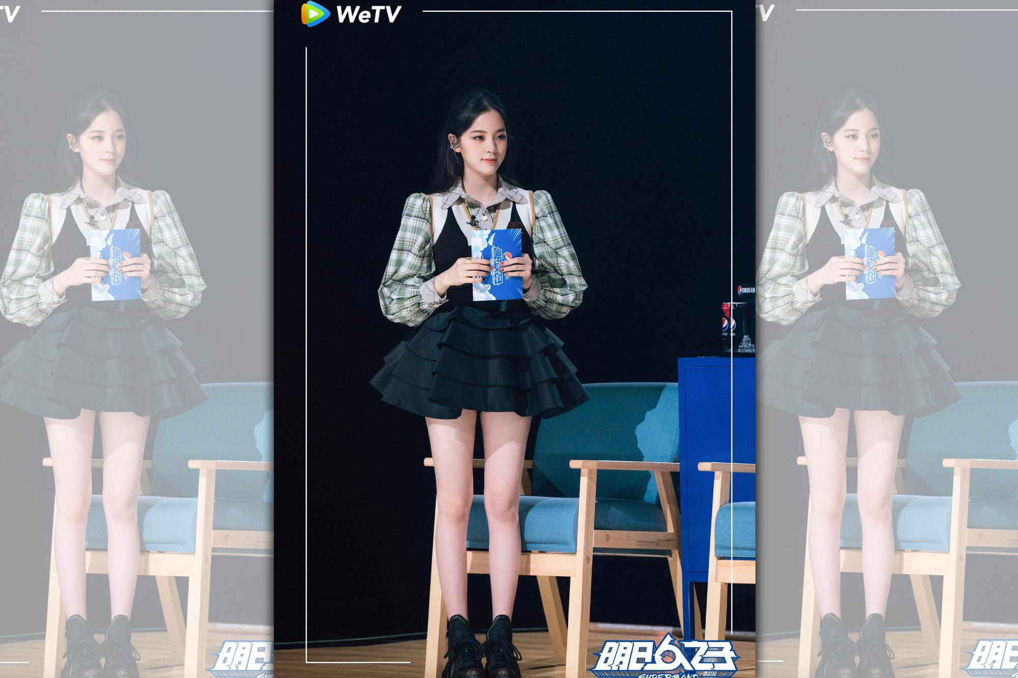 歐陽娜娜在《明日之子樂團季》曝消暑美腿。(WeTV提供)
