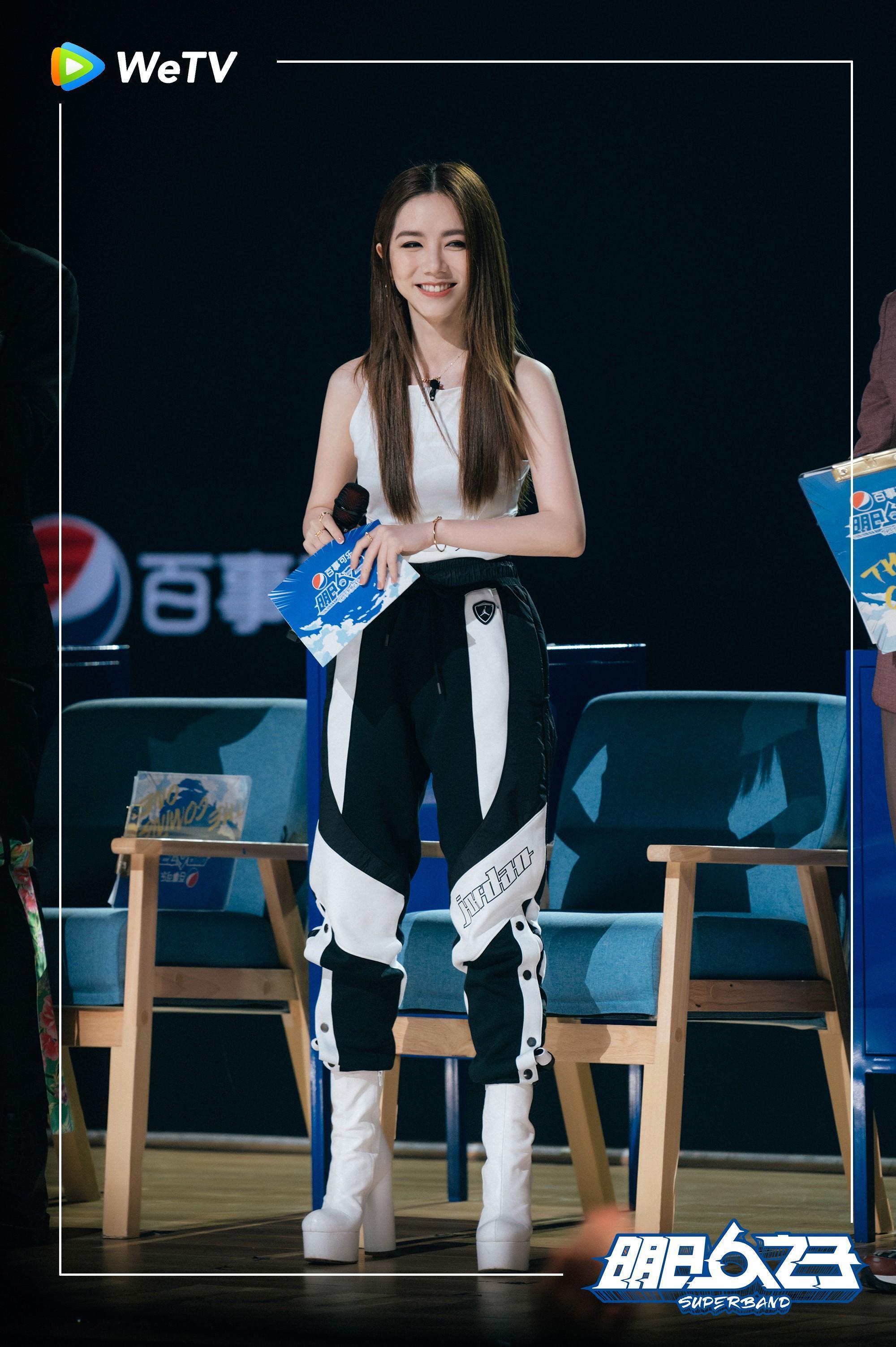 鄧紫棋誇歐陽娜娜謙虛又勤奮。(WeTV提供)