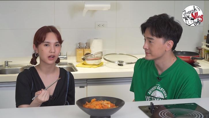 楊丞琳一度說後悔答應邀約，最後做出來的韓式辣炒年糕獲得一致好評。（翻攝自鄭元暢官方專屬頻道Joseph Cheng's Official Channel Youtube）