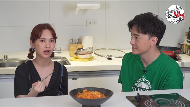 楊丞琳一度說後悔答應邀約，最後做出來的韓式辣炒年糕獲得一致好評。（翻攝自鄭元暢官方專屬頻道Joseph Cheng's Official Channel Youtube）