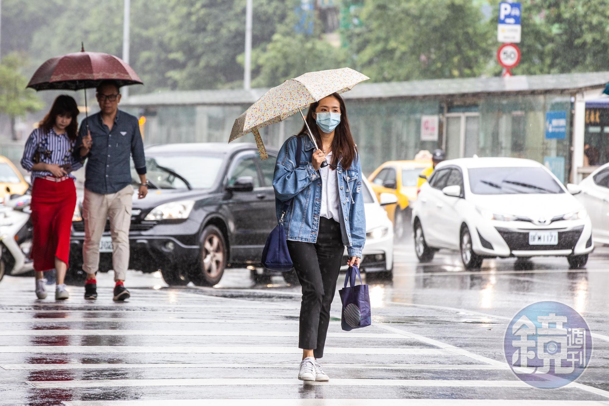 受到颱風外圍環流影響，中央氣象局針對台北市、新北市、台南市、高雄市、屏東縣發布大雨特報。（本刊資料照）
