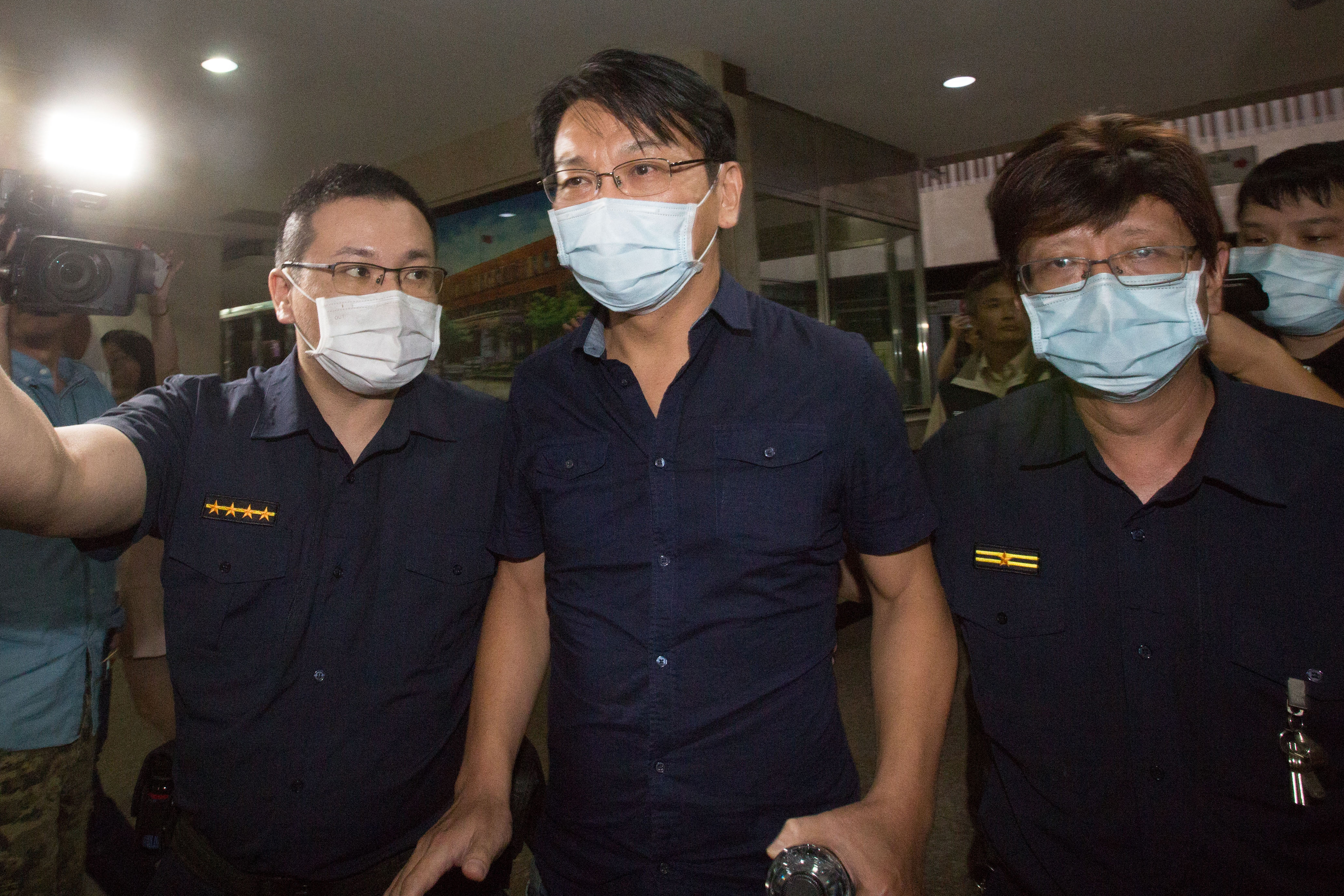 檢方認定徐永明（中）涉嫌重大向台北地院聲押禁見。