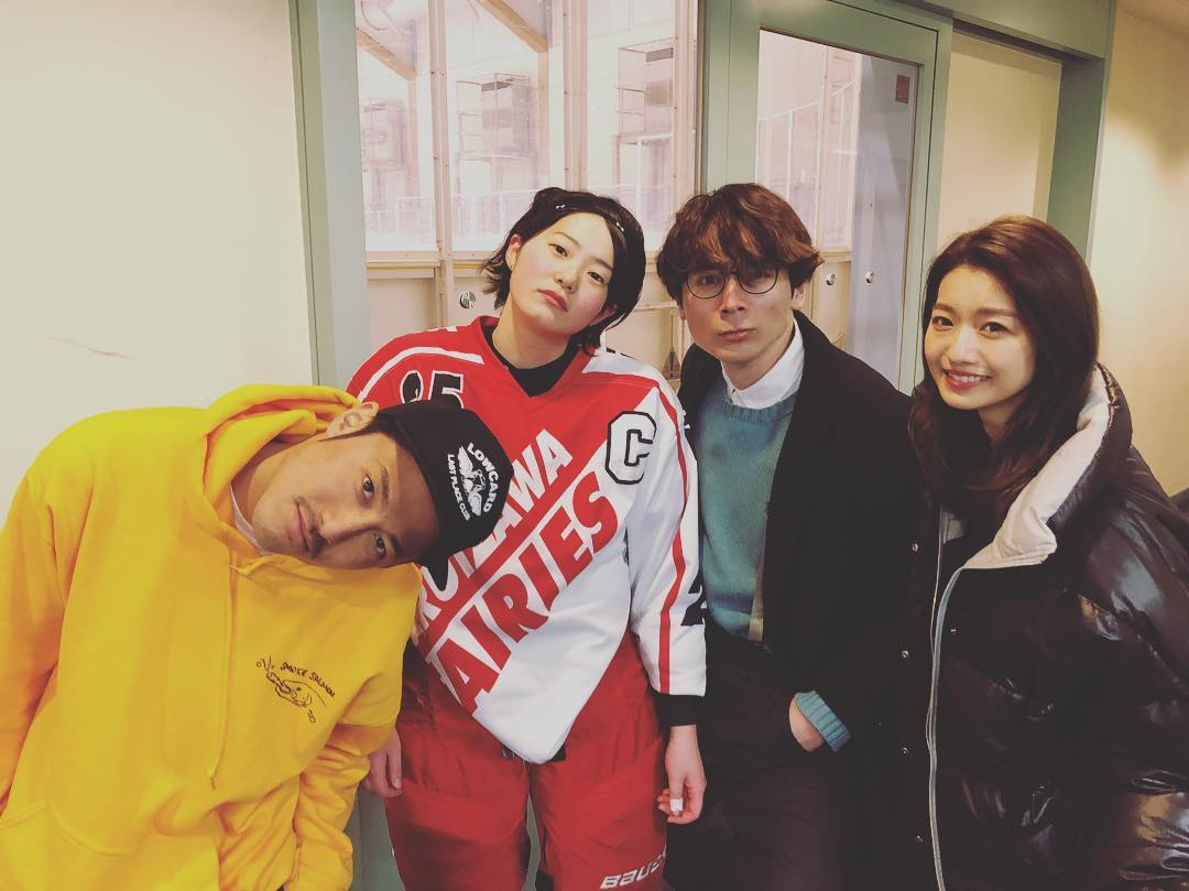 岡本至恩(右二)因節目《雙層公寓》和同是班底的曲棍球選手佐藤翼冴(左二)擦出火花,但戀情維持不到一年就告吹。(翻攝佐藤翼冴Instagram)