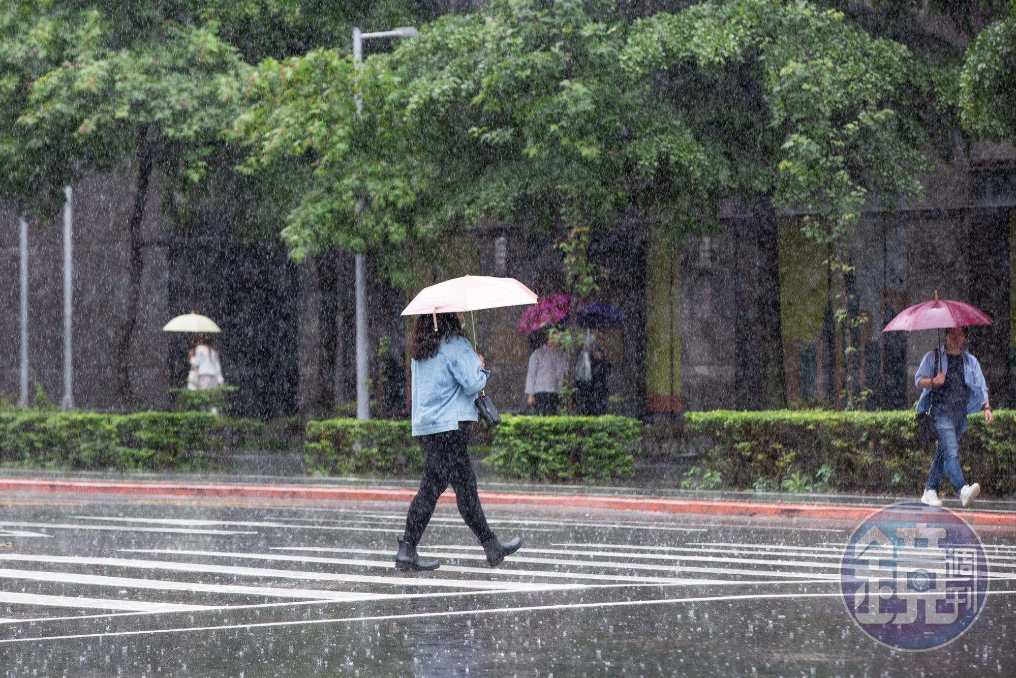隨著外圍環流懸臂掃入台灣陸地，強降雨明顯漸漸超有感！