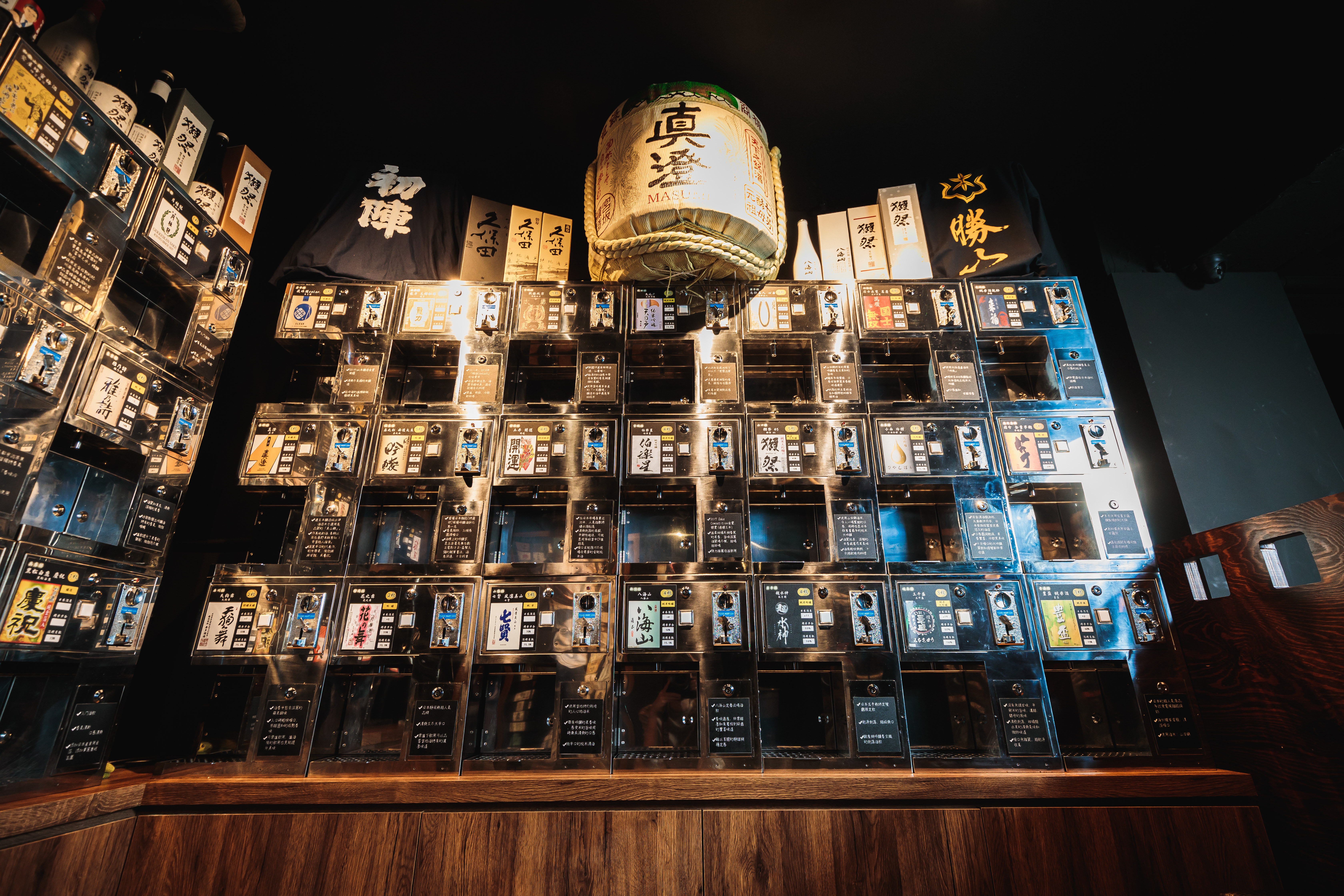 「大股熟成燒肉專門」自力研發清酒自動販賣機，愛喝什麼自己選，有如置身新潟越後湯澤，過足出國乾癮。