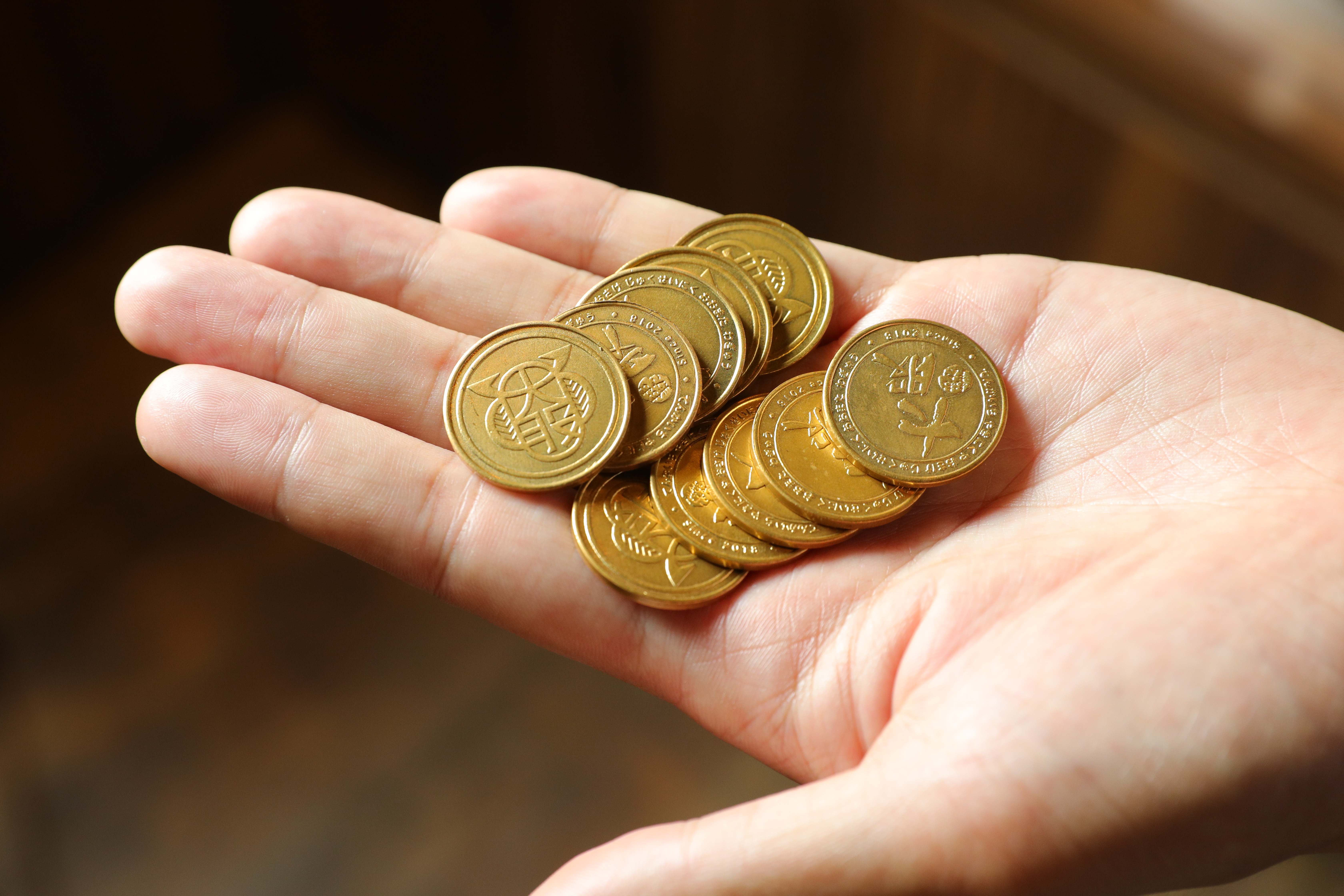 入店時可獲得10枚代幣，每枚等於100元台幣，結帳時再統計，多退少補。