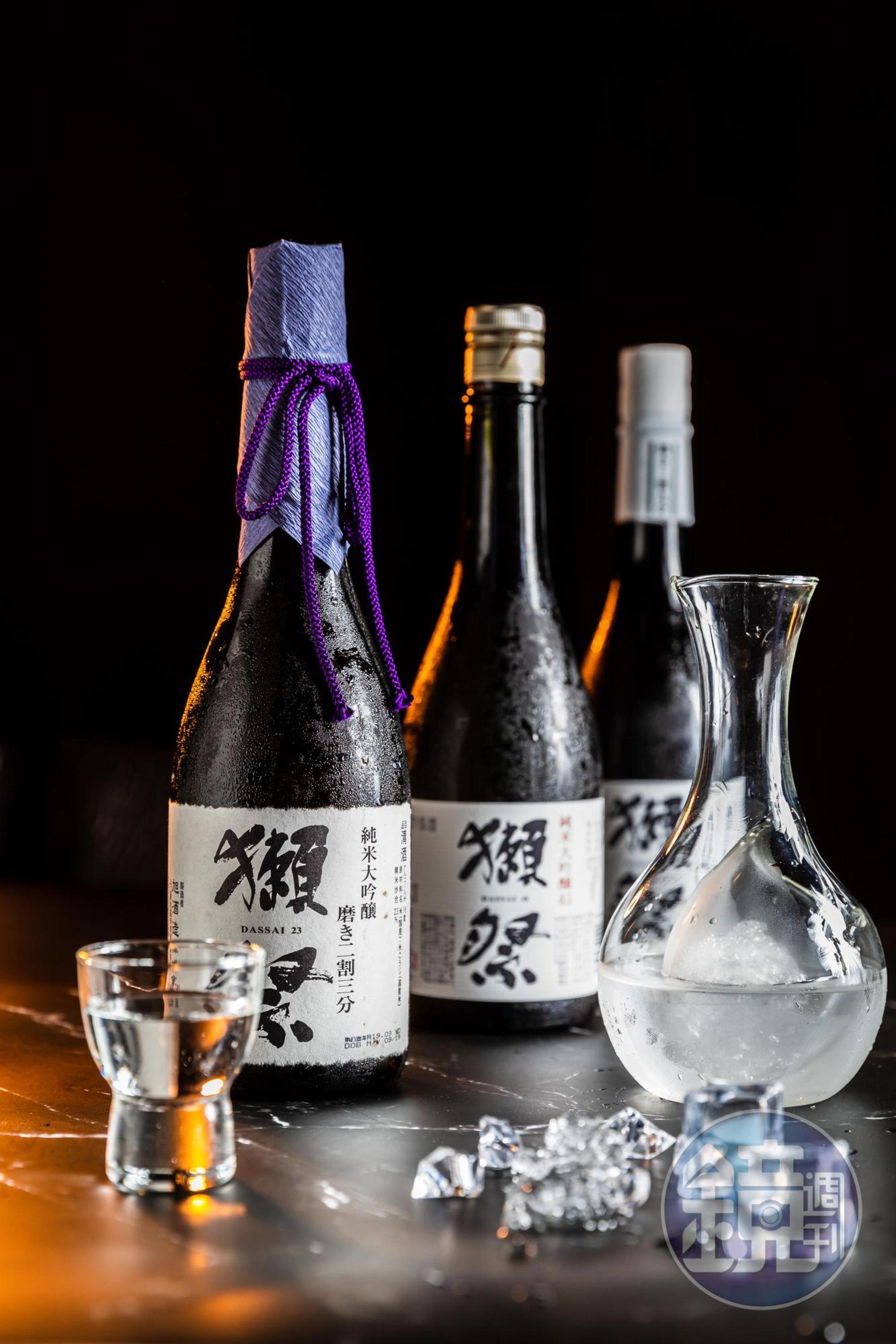 台灣人最熟悉的日本酒名牌「獺祭」沒缺席,「二割三分」(左,5,500元/720ml)「三割九分」(中,3,300元/720ml)採單瓶販售,「獺祭45」(右,5枚代幣/壺)則有上架自動販賣機。