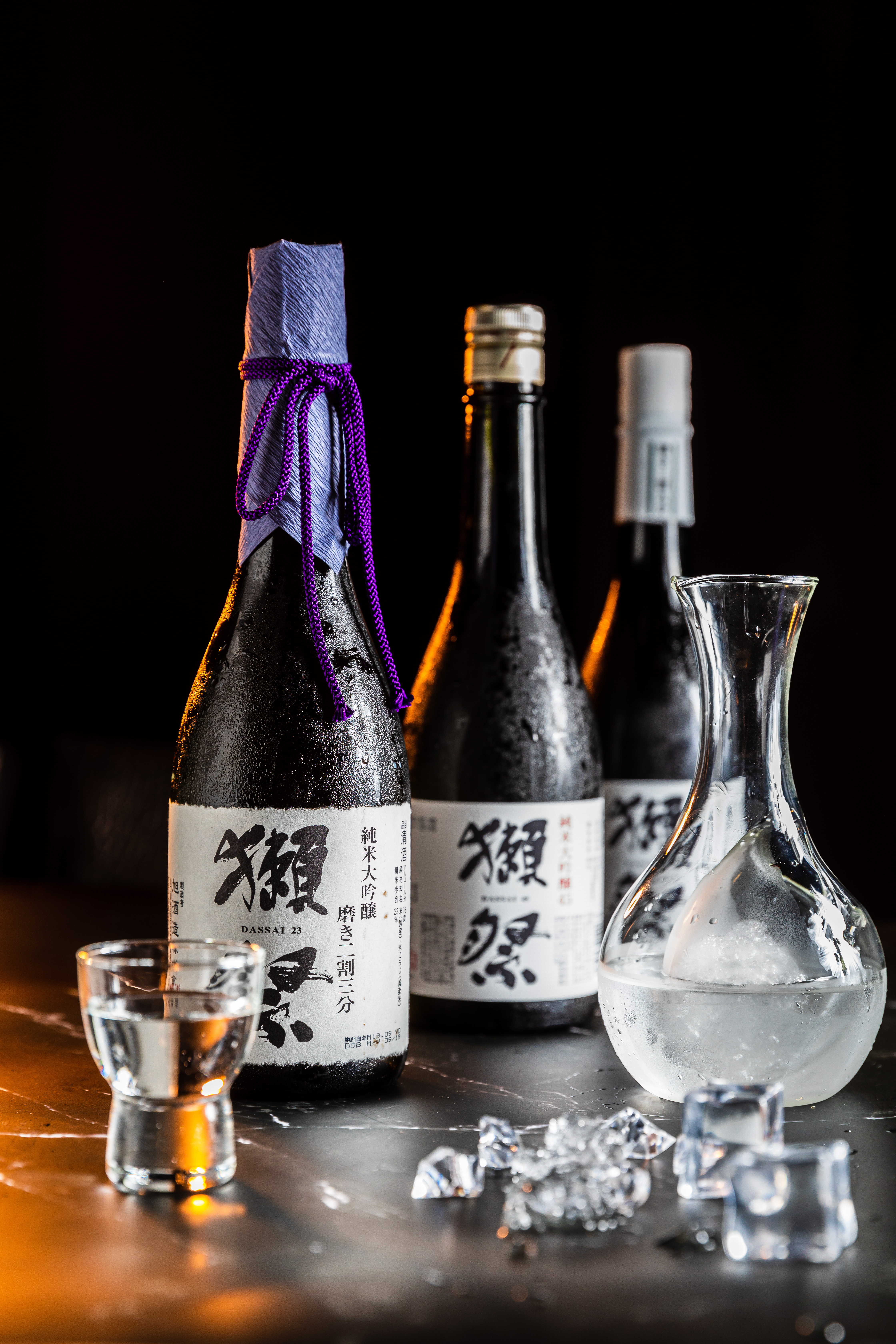 台灣人最熟悉的日本酒名牌「獺祭」沒缺席，「二割三分」（左，5,500元／720ml）「三割九分」（中，3,300元／720ml）採單瓶販售，「獺祭45」（右，5枚代幣／壺）則有上架自動販賣機。