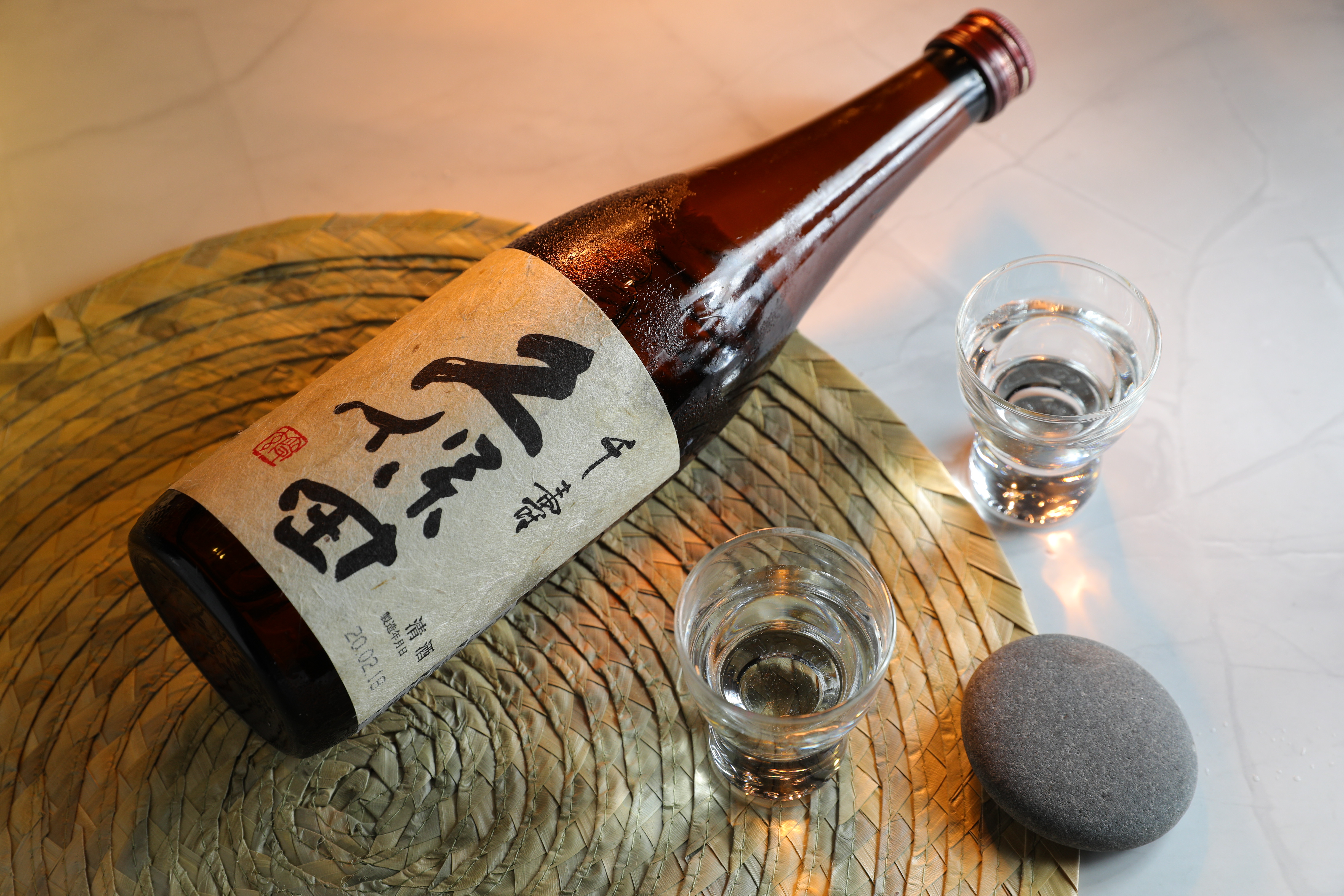 「久保田 千壽」是新潟淡麗辛口系清酒的代表，充分發揮酒米「五百萬石」香氣高雅酣暢的特性。（1,800元／720ml）