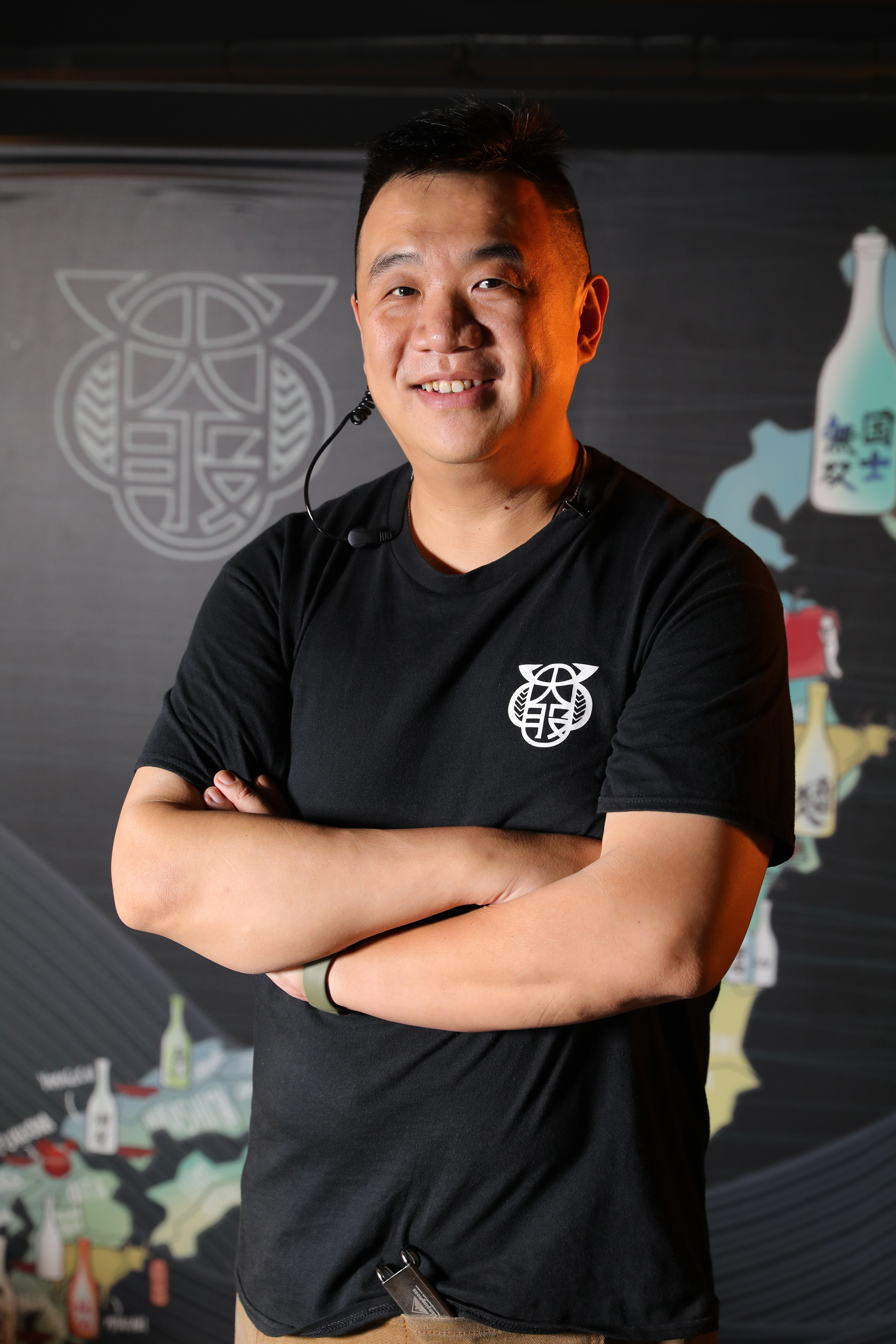 台北忠孝店執行長夏達偉本來從事進出口物流業，看見結合日本酒與燒肉的商機，將品牌引進台北。
