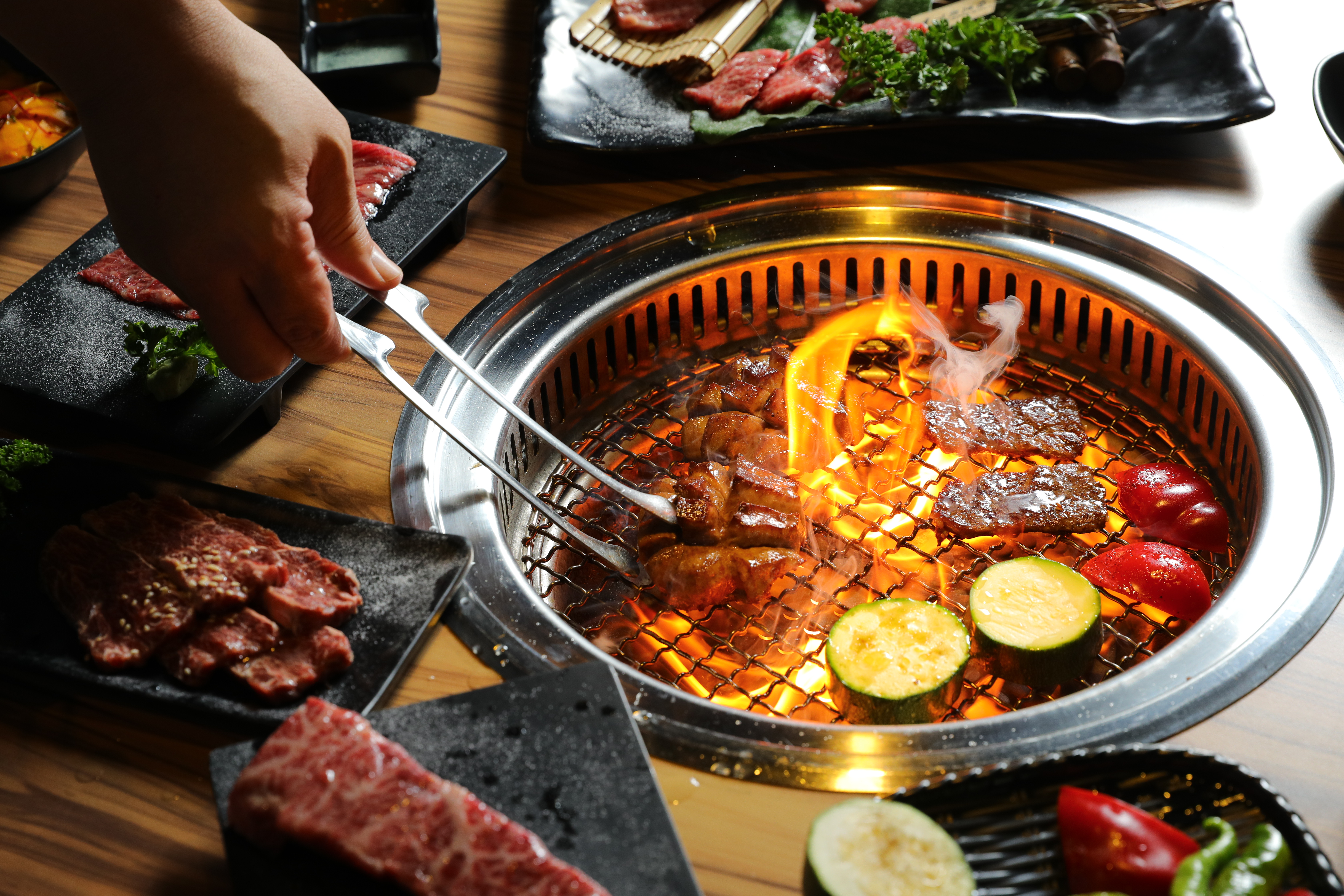 「大股熟成燒肉專門」採專人桌邊服務，免動手就能享受最佳火侯。