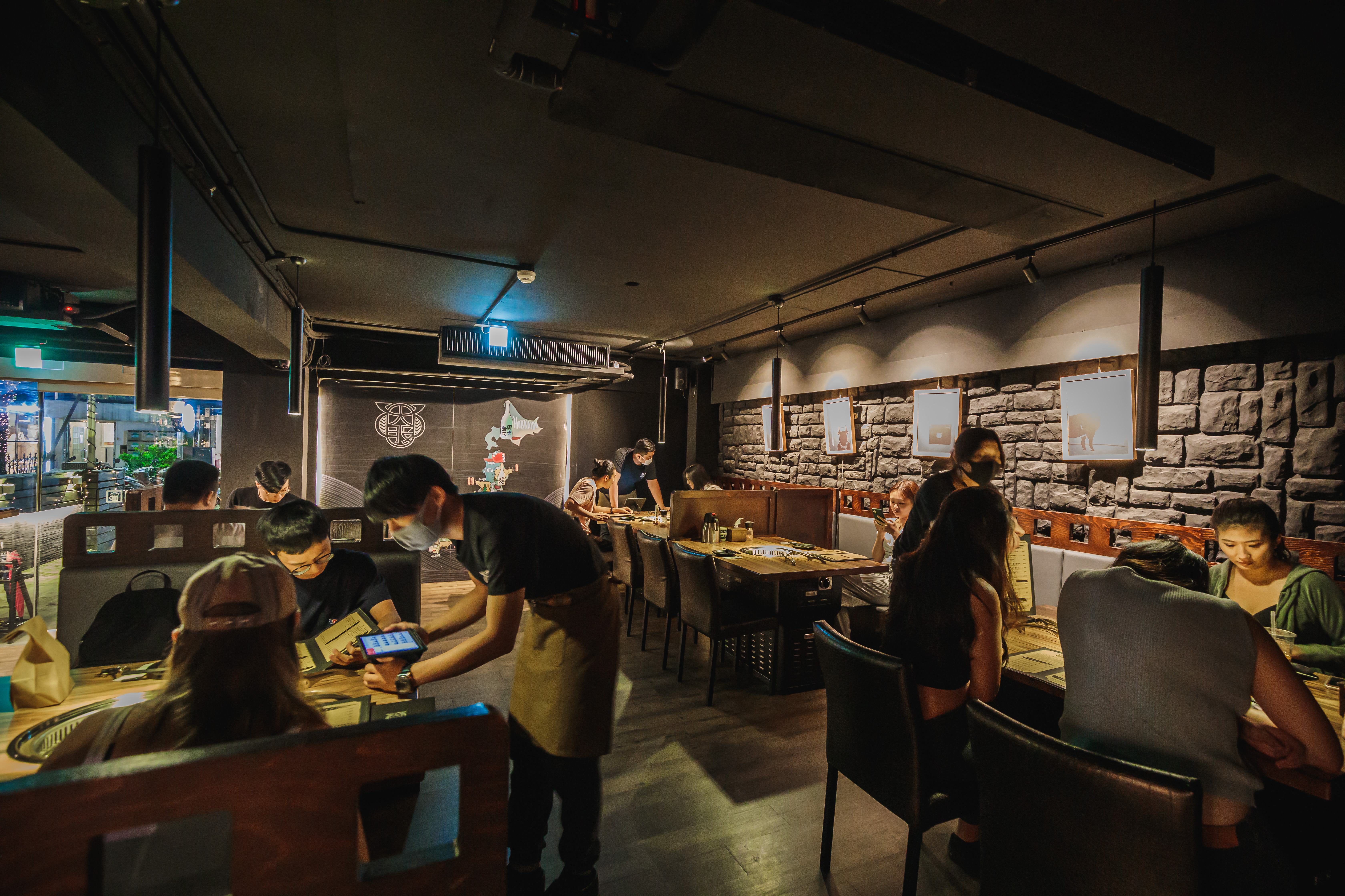 店內桌數不多，桌距舒適，下吸式烤爐排煙效果佳，吃完身上不染味。