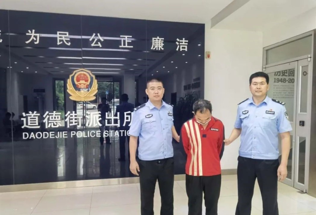 濟南1名流浪漢（中），幸運撿到大門鑰匙，卻蠢到想用「手刀」劈暈屋主。（翻攝安徽衛視YouTube頻道）