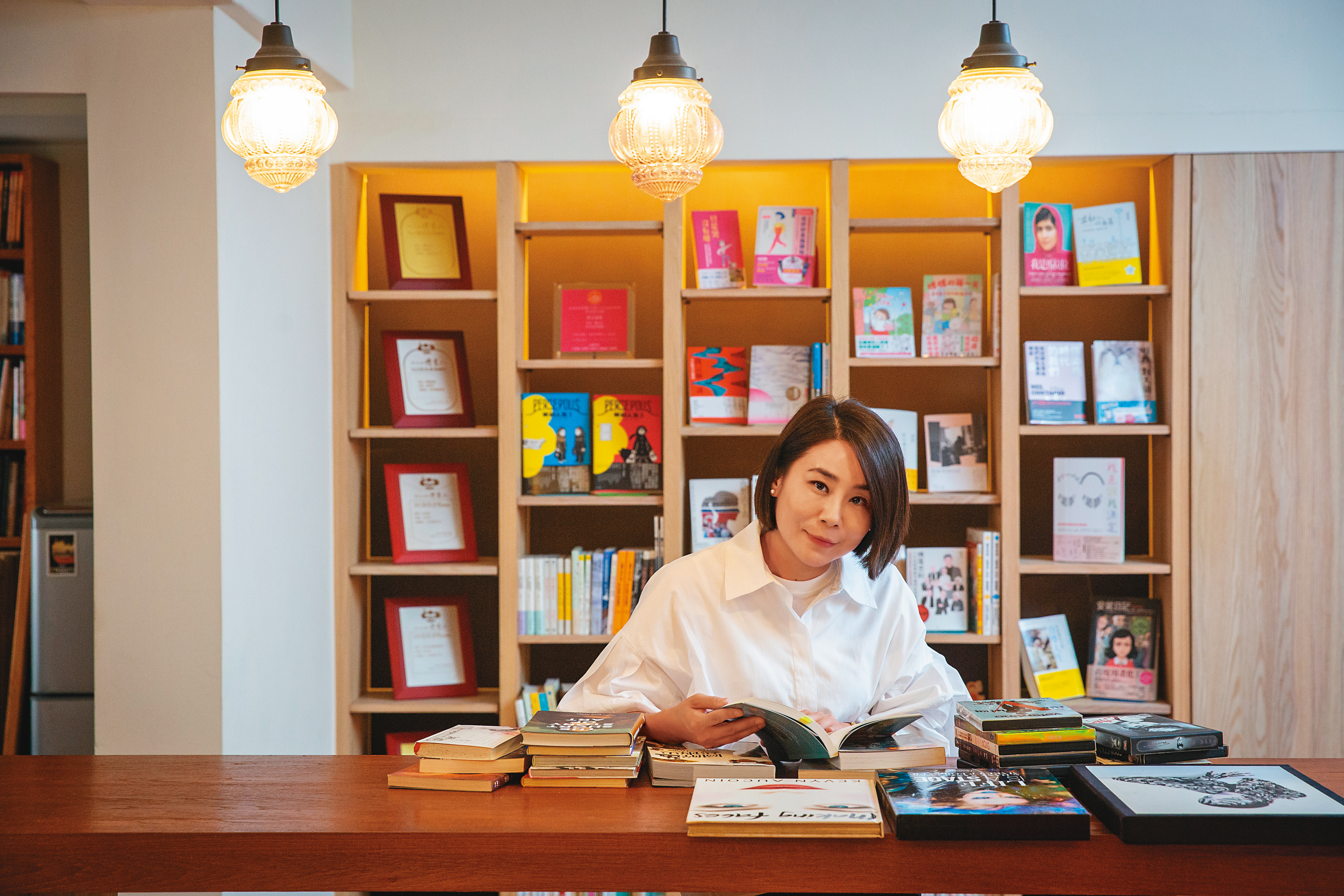 喜歡買書買雜誌的簡淑玲，收藏了許多珍愛的時尚雜誌、DVD、人物傳記。