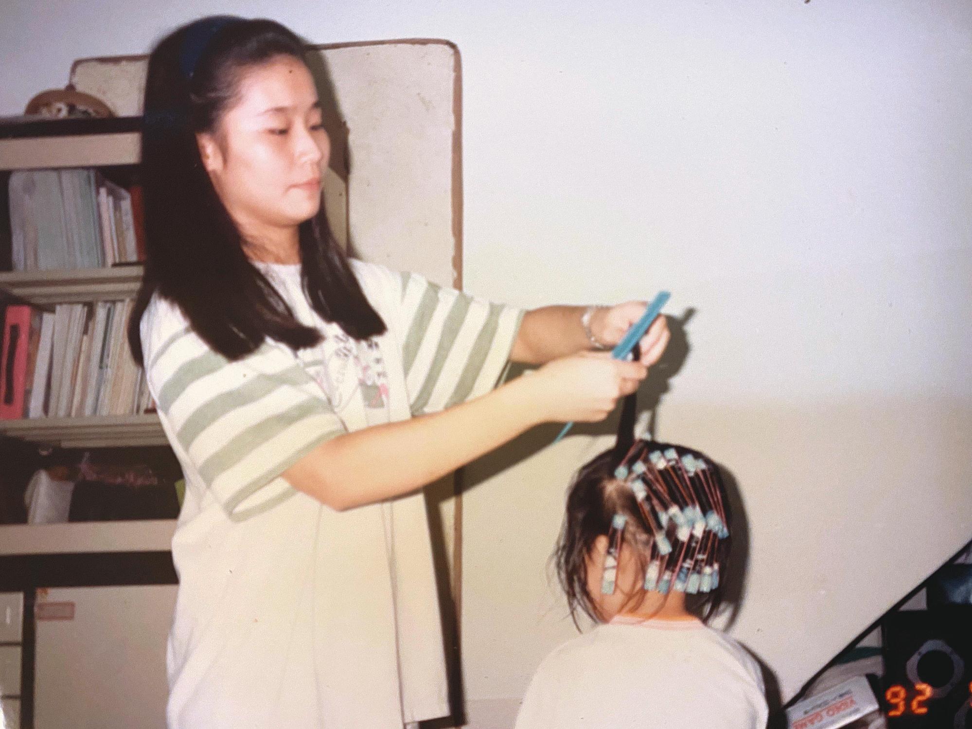 簡淑玲讀高中美容科時便受到老師注意。(簡淑玲提供)