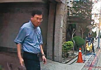 台南市政府衛生局長陳怡(圖)從家中走出到鄭姓女祕書旁全程遭錄下。(讀者提供)
