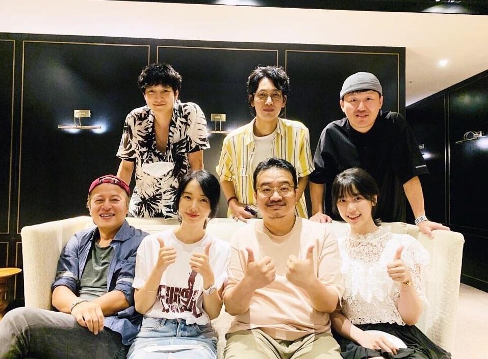 《屍速列車2：感染半島》在台韓都開出票房佳績，導演延尚昊（前排右二）帶領演員們勤跑電影院謝票。（翻攝itsnew_movie Instagram）