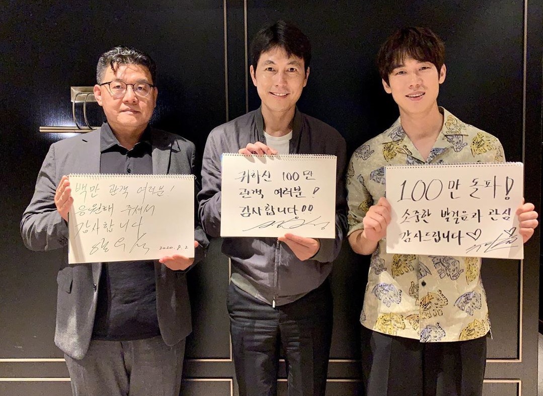 由鄭雨盛(中)、柳演錫(右)主演的《鋼鐵雨:深潛行動》在韓國觀影人次破百萬,兩人和導演特地謝票。(翻攝lotteent.movie Instagram)