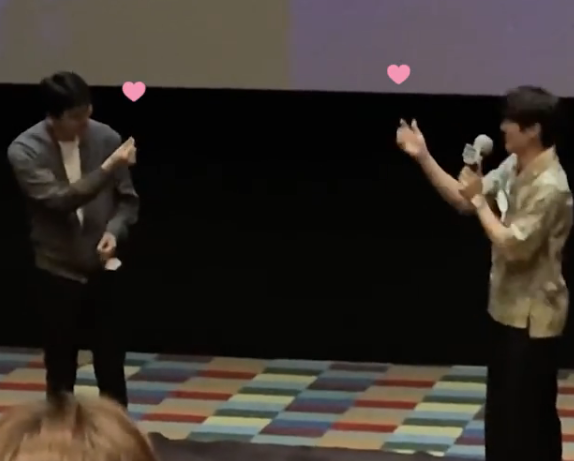 柳演錫(右)和鄭雨盛在跑映後活動時互相賣萌放送愛心。(翻攝lotteent.movie Instagram)