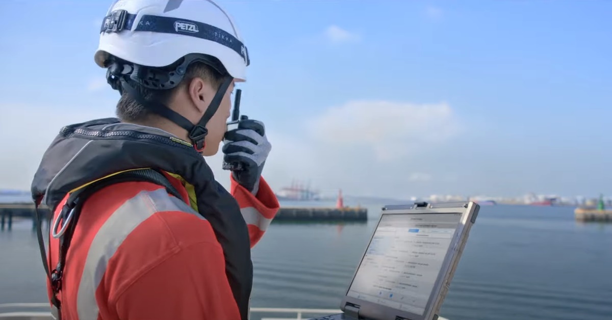 登上50層樓高的風機、穿著全套裝備帥氣登場，這就是風機運維工程師的日常。