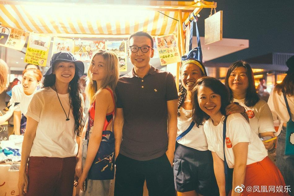 身為星二代的李嫣（左2），一言一行備受外界注目。（翻攝自鳳凰網娛樂微博）