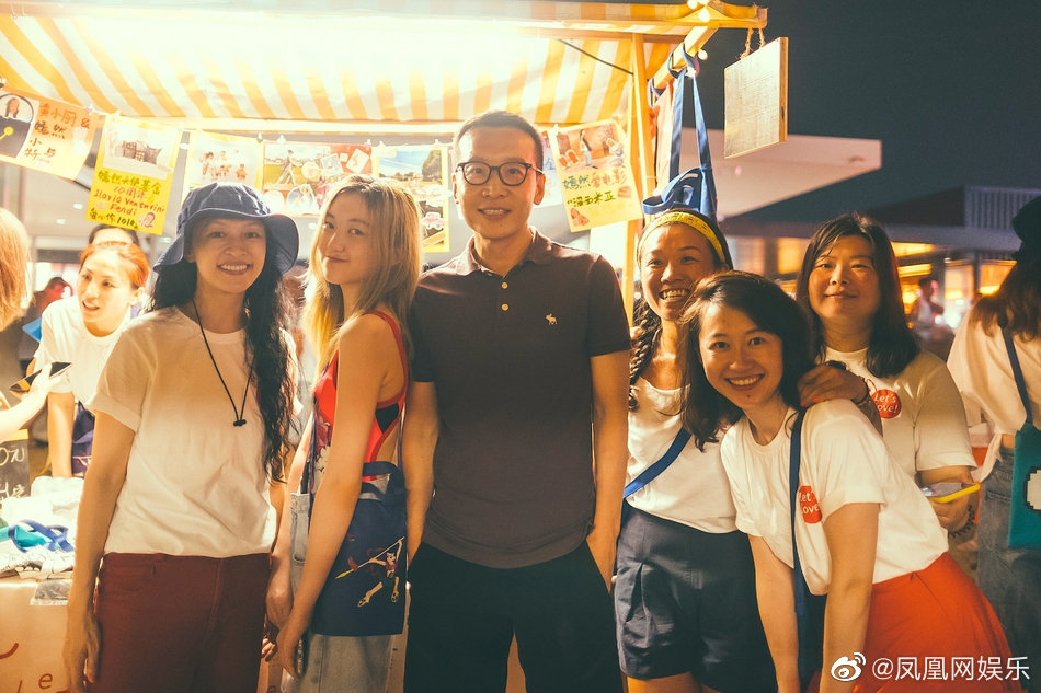 身為星二代的李嫣（左2），一言一行備受外界注目。（翻攝自鳳凰網娛樂微博）