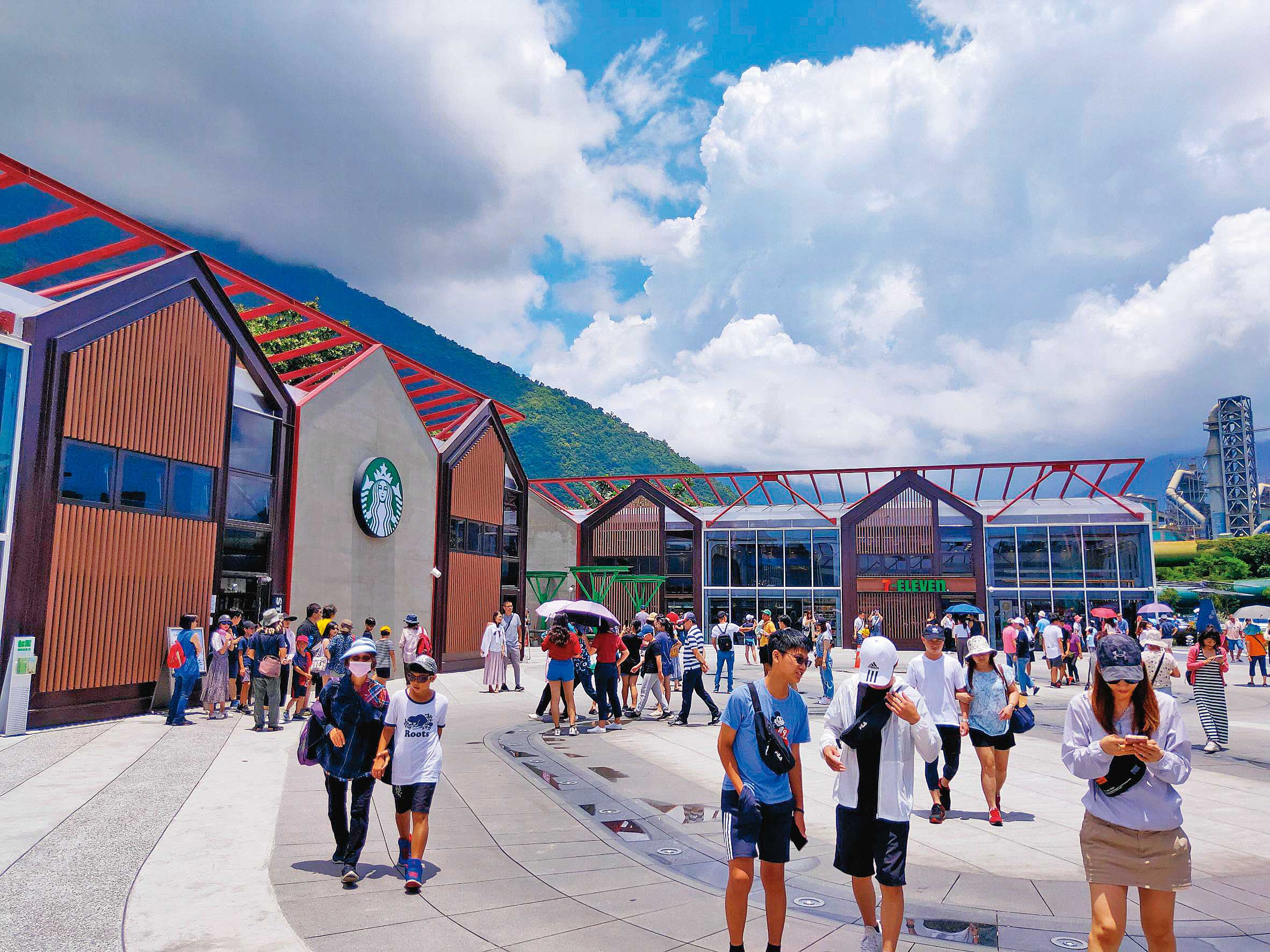 肺炎環球猛爆之際，台灣各處渡假景區人擠人，少有人戶外戴口罩，卻人人平安，成了海角孤島一樂園。