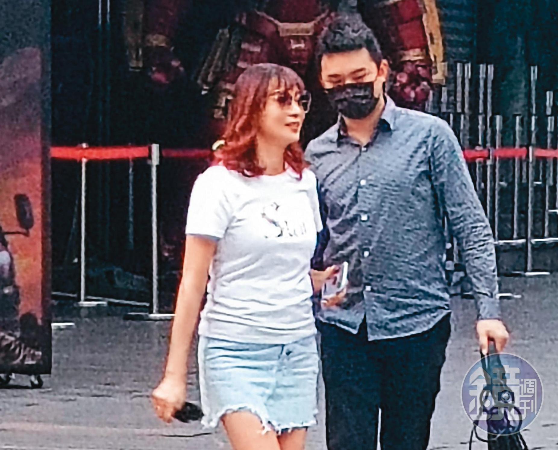8/1 13：31溫翠蘋（左）挺著微凸肚子出沒西門町，身邊有位溫柔體貼男士陪伴。（讀者提供）