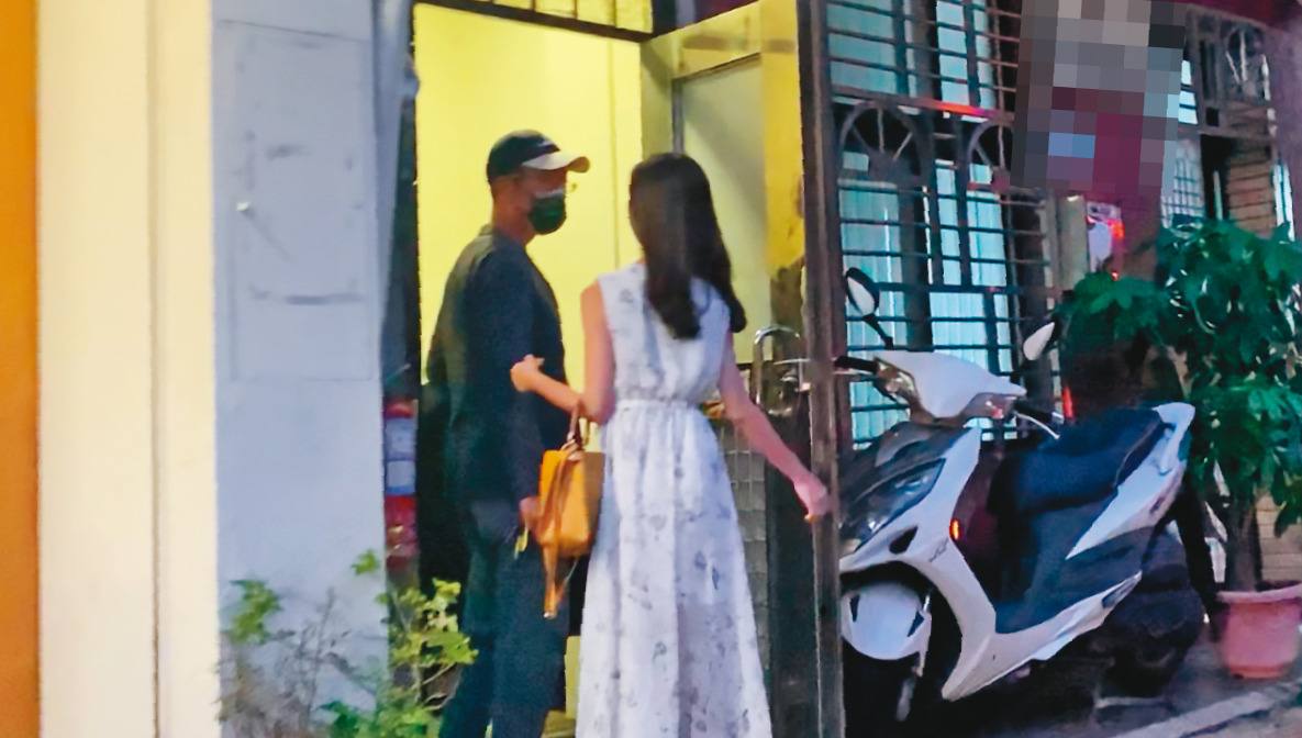 07/22 18:56丁允恭（左）6天3度與Ｃ女（右）到同一間小套房約會。