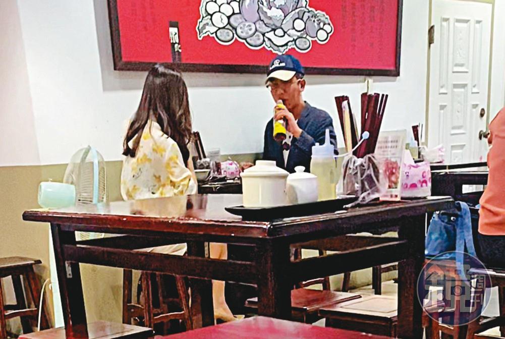 07/21 18:30丁允恭(右)與C女(左)在西門站附近的麵店吃晚餐,2人同喝1瓶飲料。