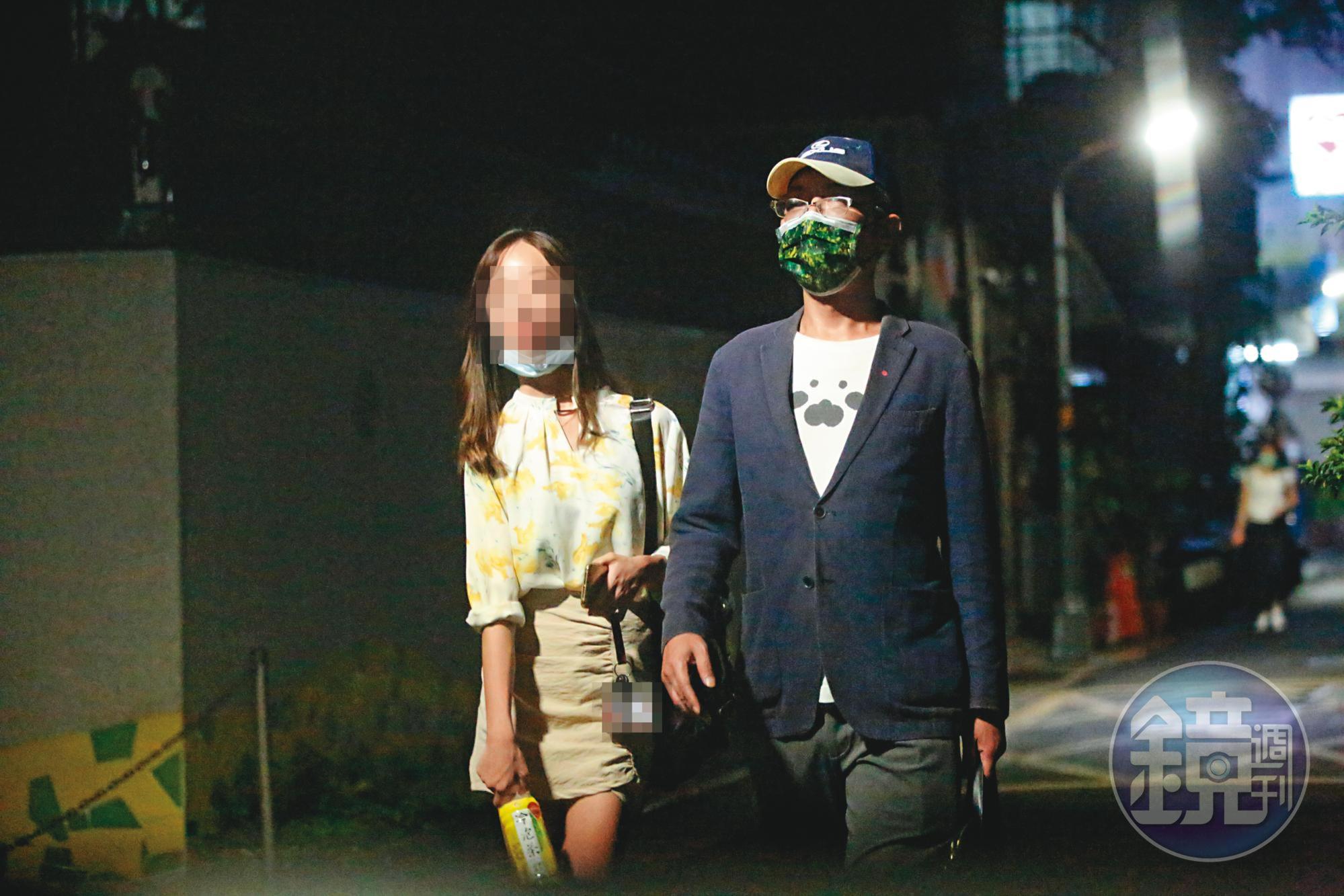 07/21 19:03丁允恭（右）與C女（左）在外碰面時，總是戴著帽子及口罩。