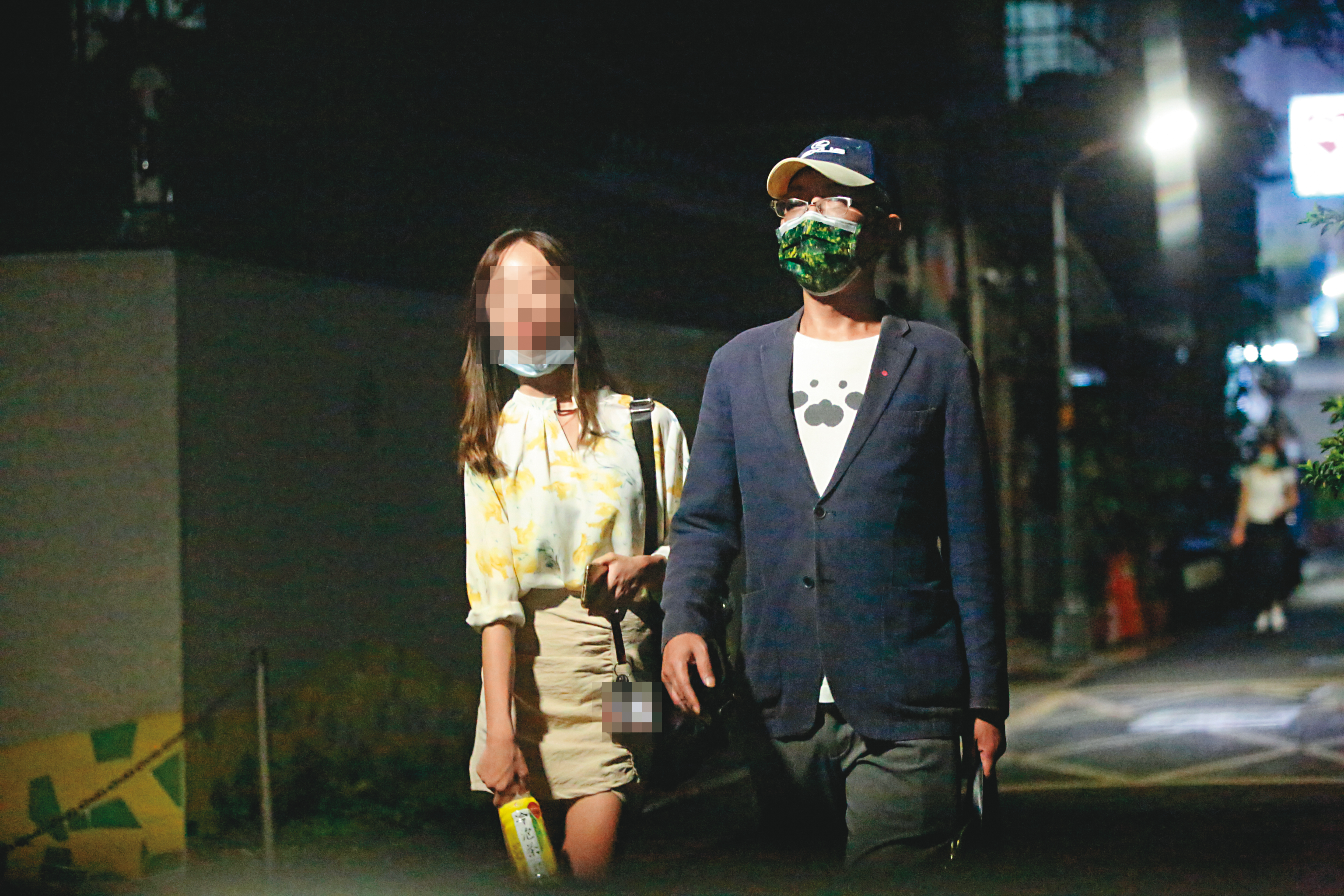 07/21 19:03丁允恭（右）與C女（左）在外碰面時，總是戴著帽子及口罩。