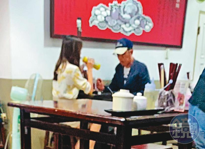 07/21 18:30丁允恭(右)與C女(左)在西門站附近的麵店吃晚餐,2人同喝1瓶飲料。