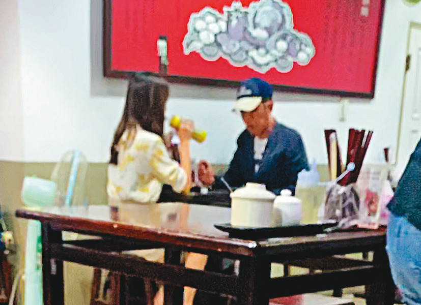 07/21 18:30丁允恭（右）與C女（左）在西門站附近的麵店吃晚餐，2人同喝1瓶飲料。